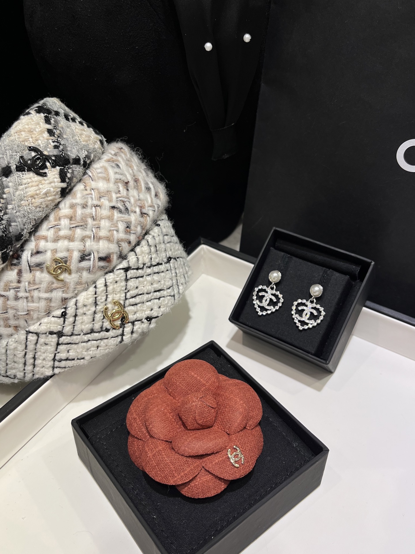 NO:631912,Brown & Purple Camellia Brooch Collection 5, many ways to match it in daily life!  The essence of small fragrant style, white and rich beauty must-have, brooch, breastpin, Cartier high-end accessories19860909棕色&紫色山茶花胸针合集5 日常超多搭配方式！ 小香风穿搭的精髓白富美人手必备,,brooch，breastpin,卡迪亚高端饰品,Jewelry