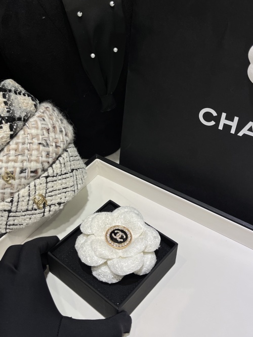 Elegante Chanel Camelia Broche - Zwart & Wit - Een Tijdloze Luxe Accessoire 1 Elegante Chanel Camelia Broche - Zwart & Wit - Een Tijdloze Luxe Accessoire