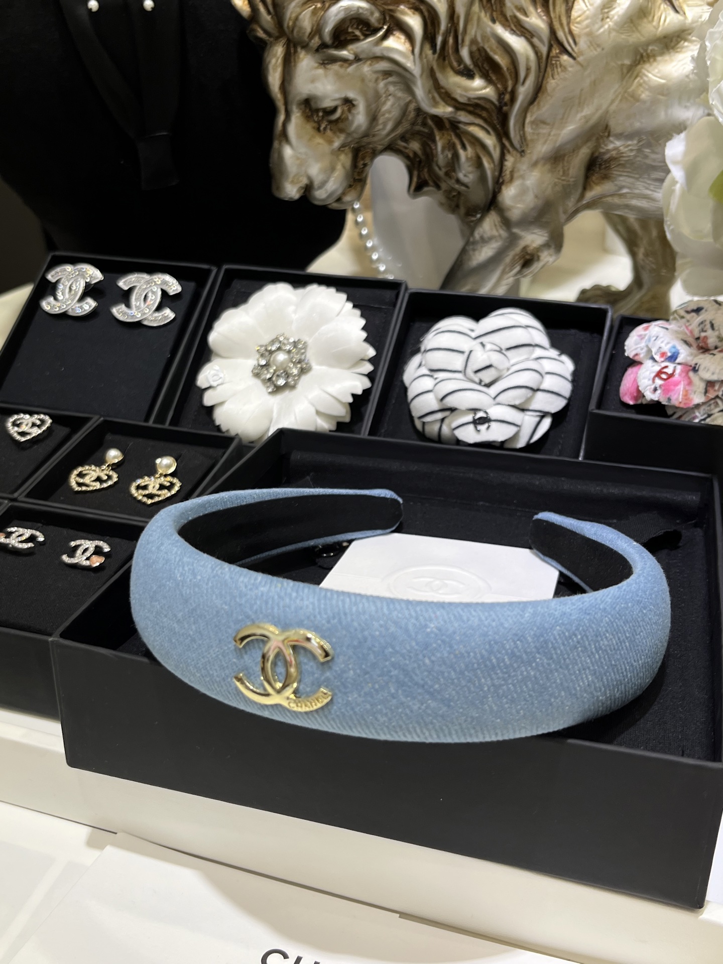 NO:631985,88160, today's new hairbands 25 new gold double C denim fabric wide version of the hairband, blue bevel denim texture and large double C logo, a very casual and relaxed feeling, cool, fashionable and practical for daily matching, a must-have for high-ceiling hair styles, consistent brass material, denim fabric, Cardia high-end accessories1986090988160,今日新品发箍 25新款金色双C牛仔面料宽版发箍 蓝色斜面牛仔纹路大大的双C logo 有种很休闲自在的松弛感 酷酷的 日常搭配时髦又实用 高颅顶发型必备 z一致黄铜材质 牛仔布面料,,卡迪亚高端饰品,Jewelry