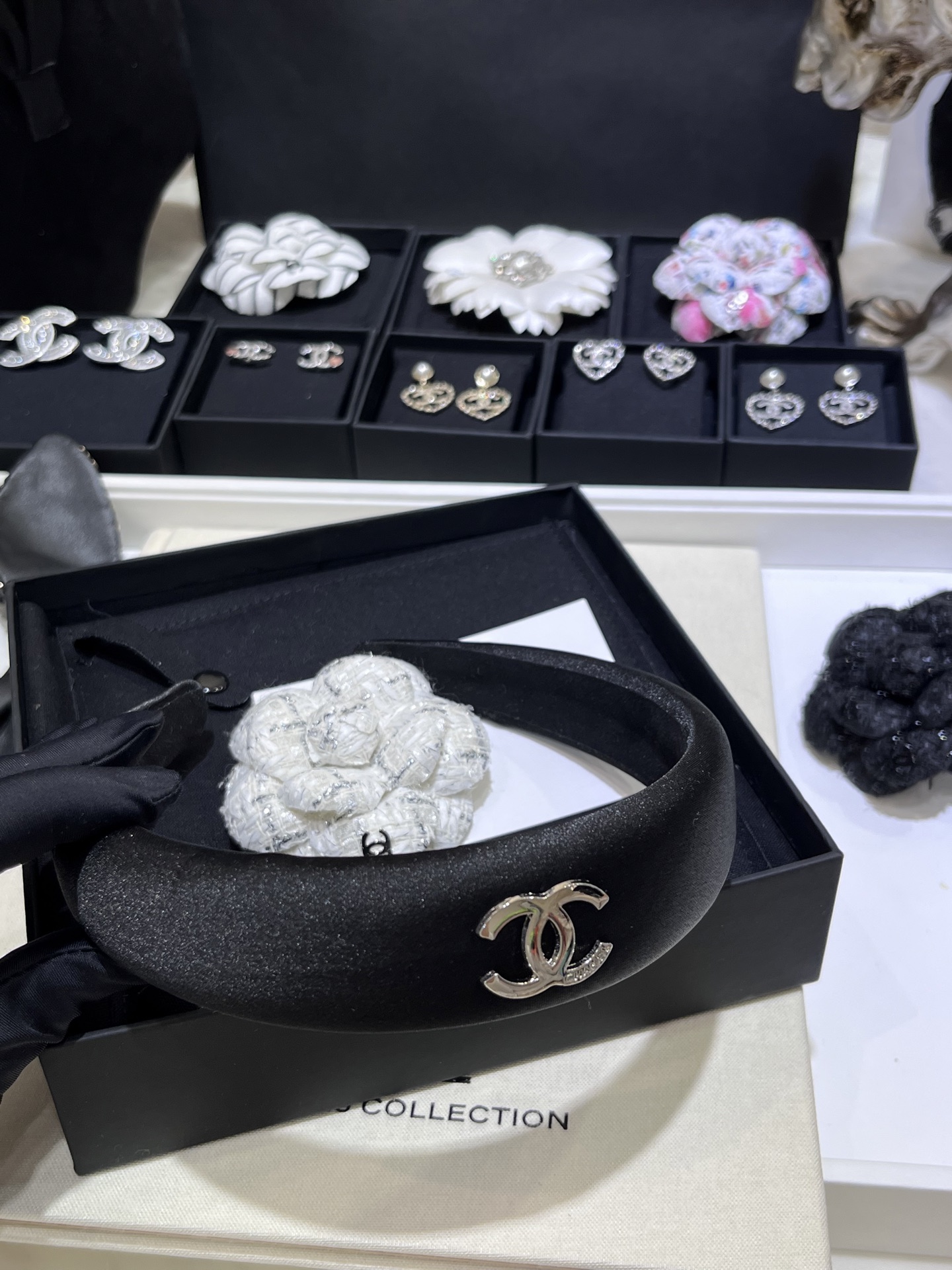 NO:631983,88160 Today’s new hairbands 25 new golden double C black velvet wide headbands The golden double C large logo is just in the middle of the headband The slightly thick version is very versatile A must for high-ceiling hair styles The same brass material Fashionable and practical for daily matching, Cardia high-end jewelry1986090988160今日新品发箍 25新款金色双C黑色丝绒宽版发箍 金色双C大logo刚好在发箍的正中间 略带厚度的版型非常百搭 高颅顶发型必备 z一致黄铜材质 日常搭配时髦又实用,,卡迪亚高端饰品,Jewelry