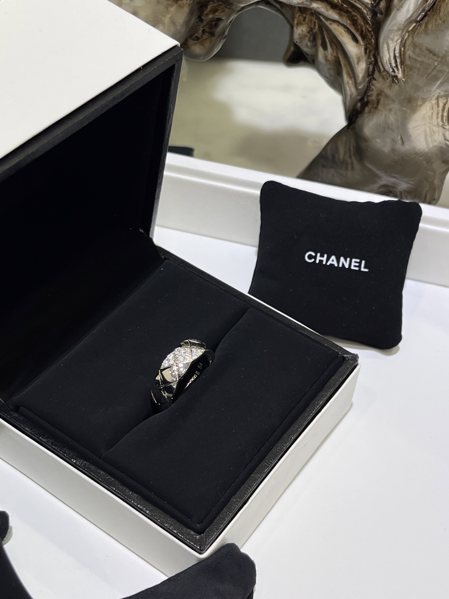 NO:635248,88200. The latest 25-year-old high-end jewelry coco crush series diamond-plated platinum ring has arrived today. Classic diamond-pattern oblique bangs row of diamonds design. It is simple and has a casual and high-end aesthetic. Size US code 5-6-7-8 zk real gold and real diamonds. The official website price is more than 4w. Actual shot of sterling silver material, ring, pure silver, Cartier high-end jewelry1986090988200.今日到货25年最新款 高级珠宝coco crush系列菱格纹带钻白金色戒指 经典菱格纹斜刘海排钻设计 简简单单又有种随性高级的美感 尺寸size美码5-6-7-8 zk真金真钻 官网价格4w多 实拍s纯银材质,,ring,pure silver,卡迪亚高端饰品,Jewelry