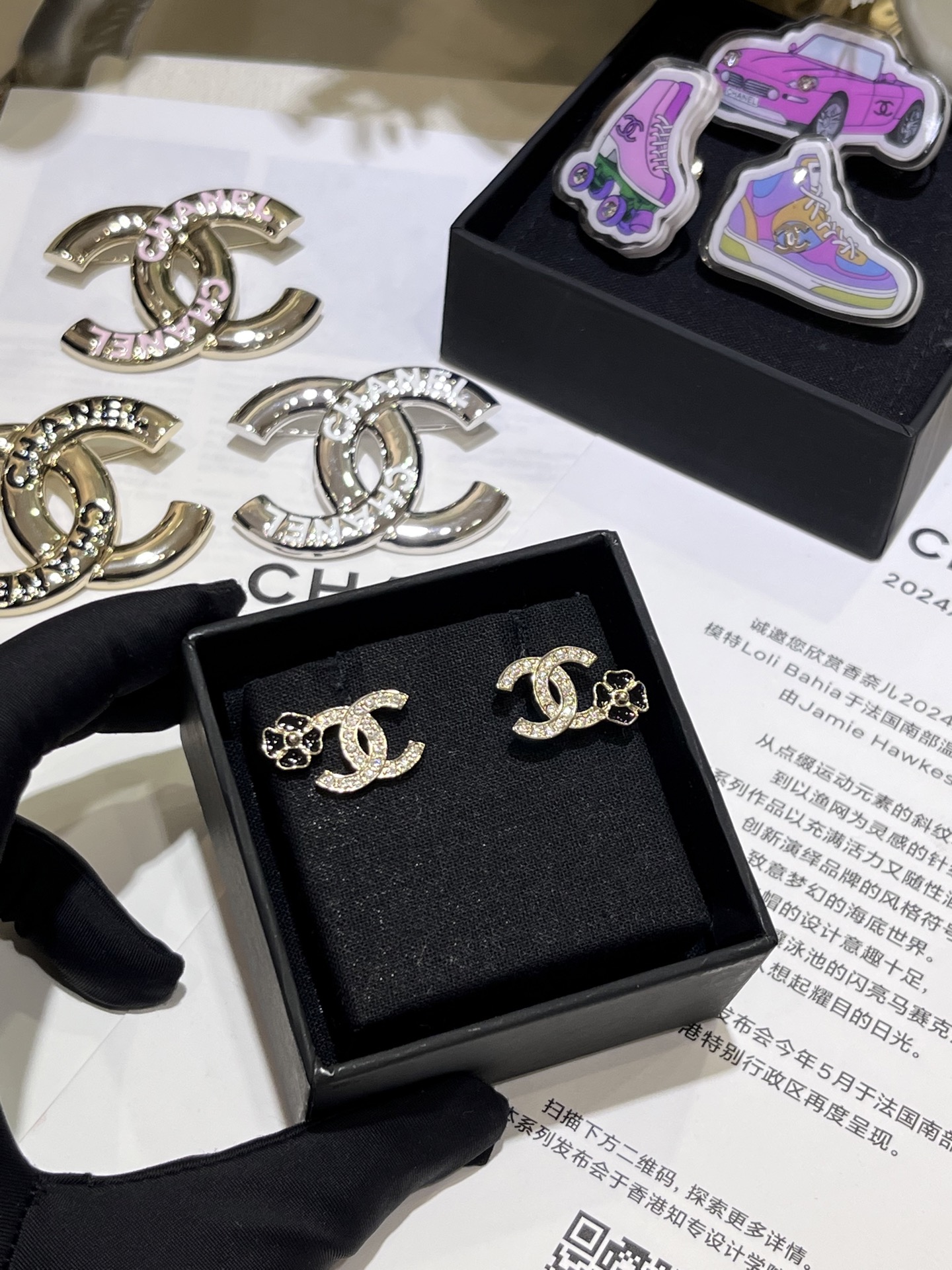 NO:631756,88160, today’s new product purchase yb 25 new black enamel four-leaf clover full diamond double C stud earrings. Gold full diamond double C embellished with a small clover. Super cute and suitable for daily wear. The small size is not picky. Exclusively purchased from yb custom made. Brass material. Swarovski diamonds. Basic earrings with picture packaging, Cardia high-end jewelry.1986090988160,今日新品购入yb 25新款黑色珐琅四叶草满钻双C耳钉 金色满钻双C点缀小小一朵幸运草 超级可爱很适合日常佩戴 小尺寸不挑人 独家购入yb定制 黄铜材质 施华洛钻 基础款耳钉带图片包装,,卡迪亚高端饰品,Jewelry