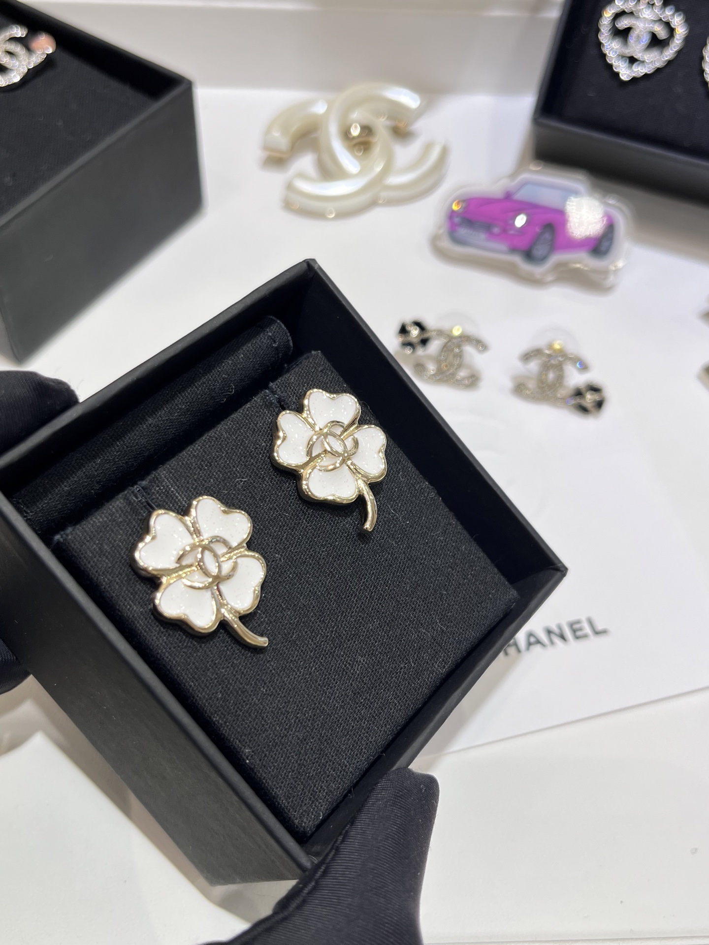 NO:631762,88160 Today's new product purchase yb 25 new light gold double C white enamel four-leaf clover earrings. White enamel four-leaf clover with subtle sequins. Consistent with yb. The small size is very versatile. It is suitable for daily commuting and dating. Exclusively purchased from yb. Customized. Brass material. Top version. Earrings with packaging box, Cartier high-end jewelry.1986090988160今日新品购入yb 25新款浅金色双C白色珐琅四叶草耳钉 白色珐琅四叶草夹带细微亮片 与yb一致 小尺寸很百搭 日常通勤约会都太合适啦 独家购入yb定制 黄铜材质 顶级版本 耳钉带包装盒,,卡迪亚高端饰品,Jewelry