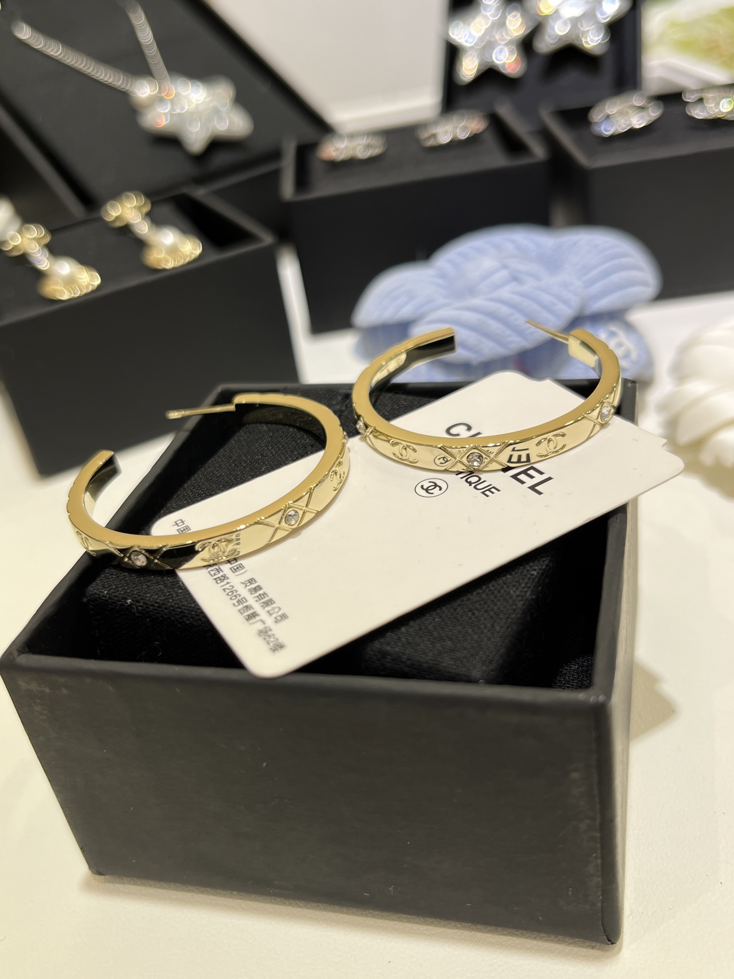 NO:633795,88180 Today’s new classic earrings, 25 new gold double C diamond pattern hoop earrings, classic metal diamond pattern hoops, simple and very textured, have the temperament of the Coco Crush jewelry series, and these large earrings are very flattering to the face shape!  Must buy z version customized, consistent brass material, customized crystal, earrings with packaging box, earrings, Cartier high-end jewelry1986090988180 今日新品经典耳圈 25新款金色双C菱格纹圆圈耳环 经典金属菱格纹圆环 简洁又很有质感 很有coco crush珠宝系列的气质 而且这种大耳圈非常修饰脸型！必买 z版定制 一致黄铜材质 定制水晶 耳钉带包装盒,,earrings,卡迪亚高端饰品,Jewelry