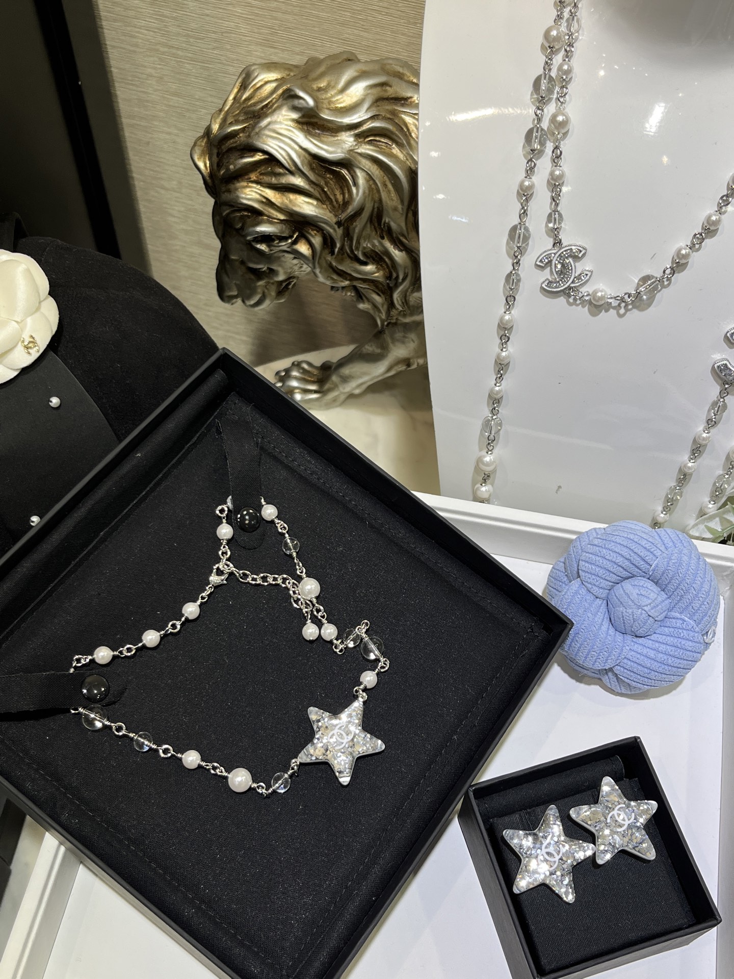 NO:359434,25C new white enamel double C acrylic star pearl necklace silver sequin transparent resin five-pointed star super flash no worries about falling diamonds very refreshing color matching with pearl x transparent bead chain full of atmosphere, Chanel necklace, chanel, necklace1986090925C新款白色珐琅双C亚克力星星珍珠项链 银色亮片透明树脂五角星 超级闪 完全不担心掉钻 很清爽的配色 搭配珍珠x透明珠子链条 氛围感满满,香奈儿项链,chanel,necklace,Jewelry