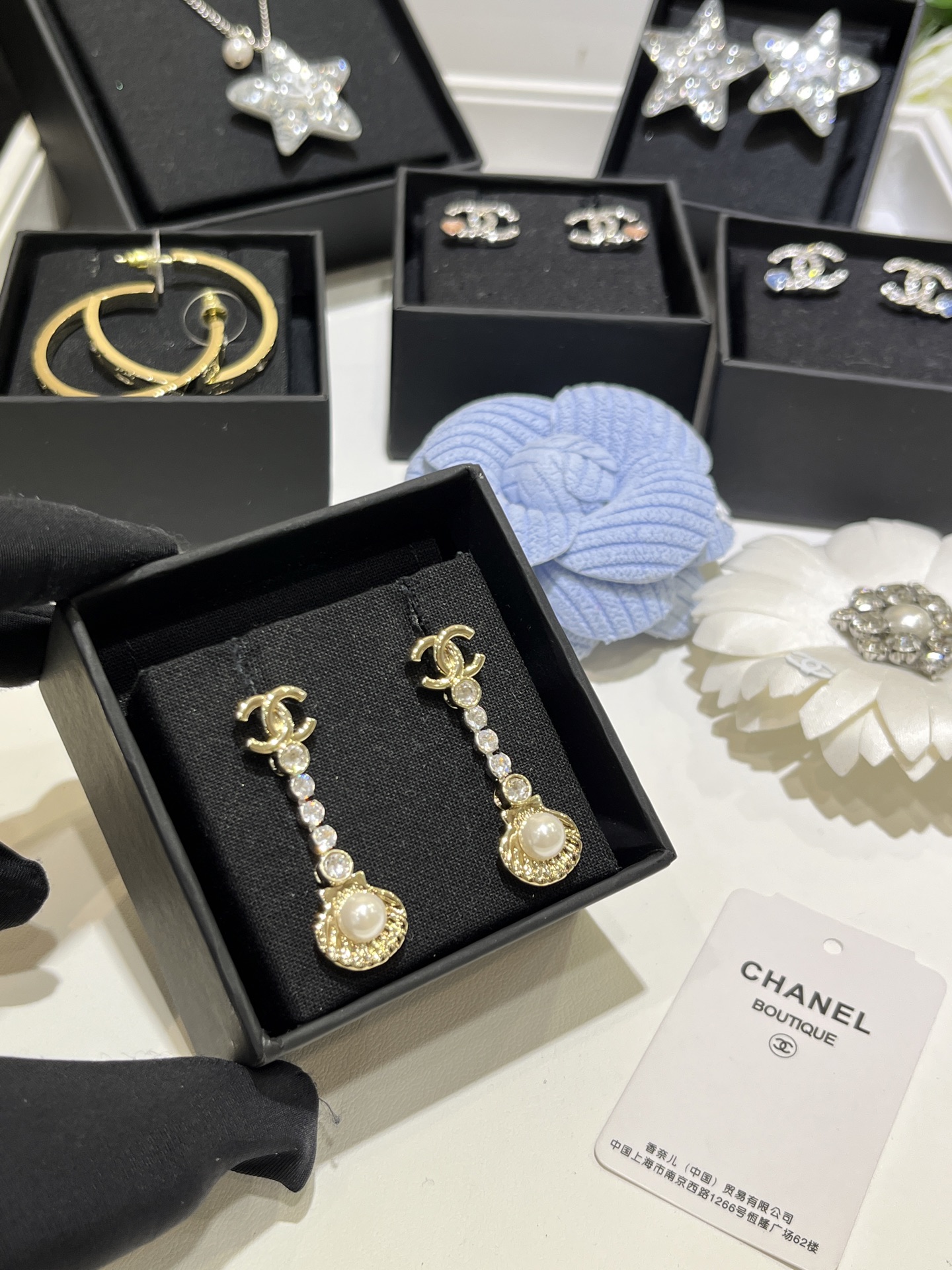 NO:632013,88180, the top version of today’s new products 25C new gold double C scallop pearl row diamond earrings. The design of the pearl gold small scallops is dreamy and cute. It makes you feel like you are in the underwater world. The design with the small row of diamonds is so exquisite. Versatility in spring and summer. Consistent brass material. Swarovski diamonds. Very cost-effective. Marine style shell earrings, Cartier high-end jewelry.1986090988180,今日新品顶级版本 25C新款金色双C扇贝珍珠排钻耳钉 珍珠金色小扇贝的设计梦幻又可爱  仿佛置身海底世界一般少女感满满 搭配小排钻设计太精致了 春夏百搭 z一致黄铜材质 施华洛钻 性价比超高 海洋风格贝壳耳钉,,卡迪亚高端饰品,Jewelry