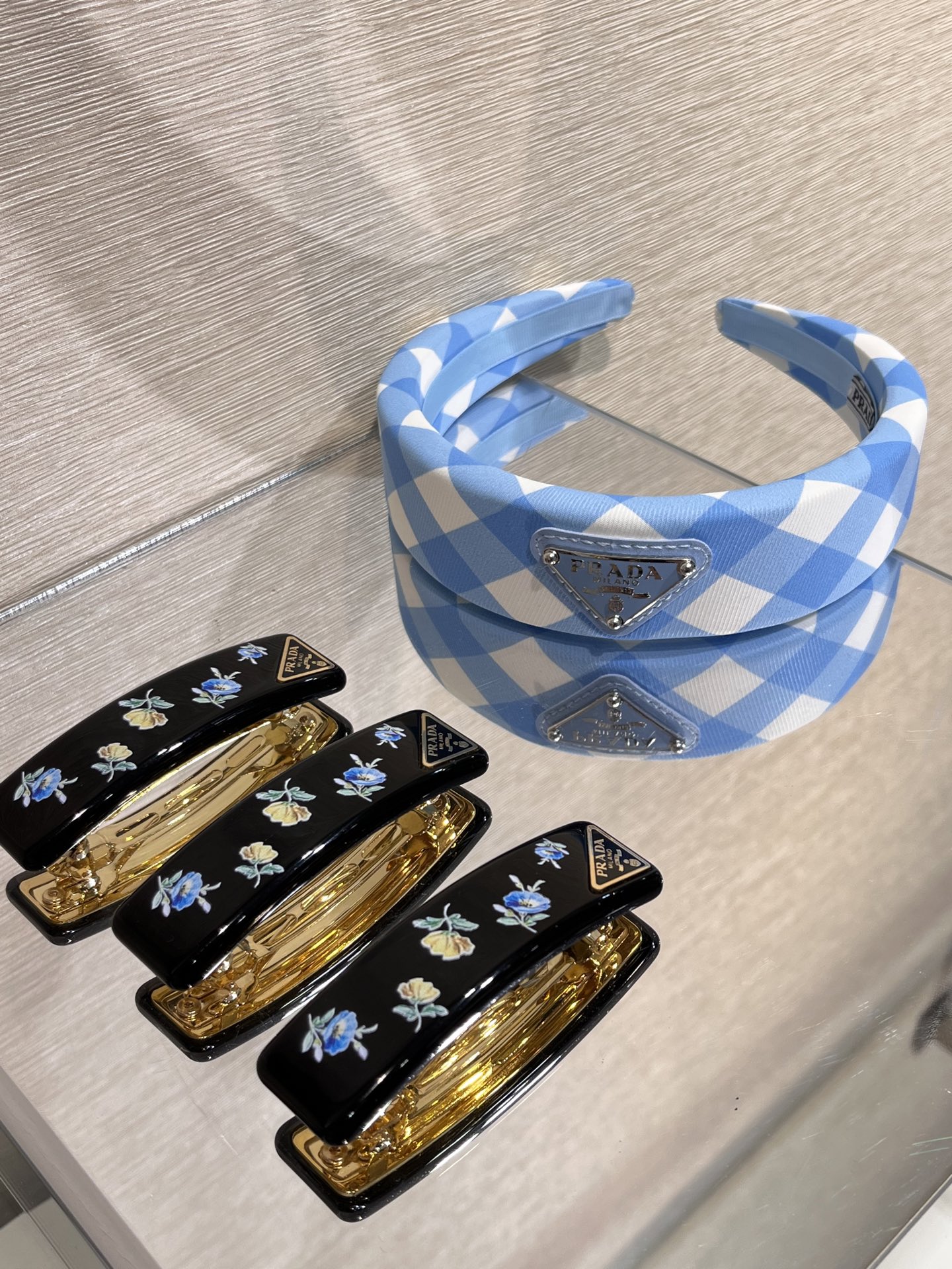 NO:631918,Single piece 88160, today's new product, 25 years new color, new gold letter black oil dripping triangle mark resin hairpin, black resin embellished with blue and yellow small flower patterns, very medieval style vintage feeling, too exquisite, y2k hot girl school belle Bai Fumei equipment, buy it and earn z customization, consistent brass gold plating, resin material, gold plating, hairpins, Cardia high-end jewelry19860909单只88160,今日新品25年新色 新款金色字母黑色滴油三角标树脂发夹 黑色树脂点缀蓝色黄色小花卉图案 非常有中古风vintage的感觉 太精致了 y2k辣妹校花白富美装备 买到赚到 z定制 一致黄铜镀金 树脂材质,,gold plating,hairpins,卡迪亚高端饰品,Jewelry