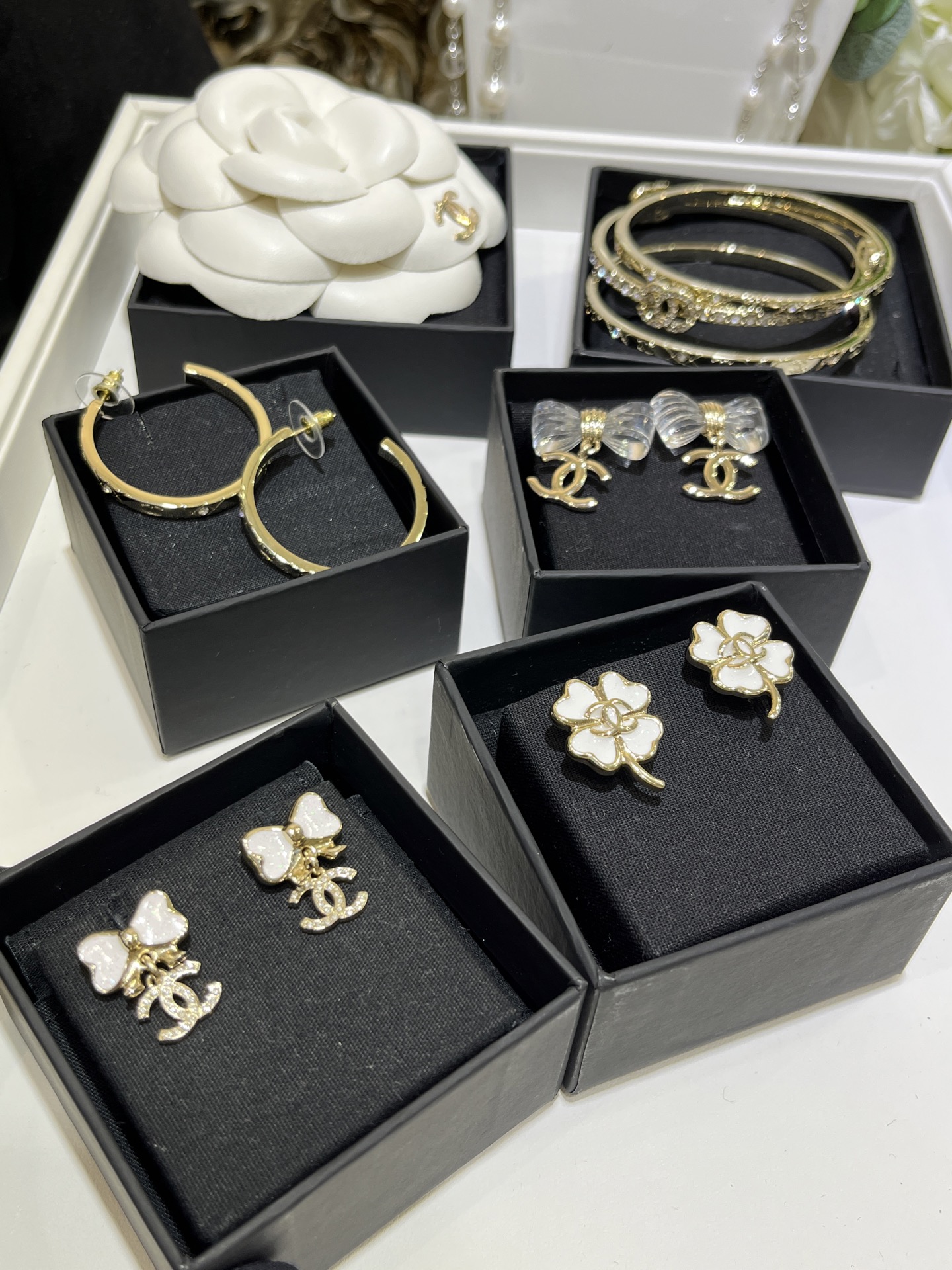 NO:635360,88170, arrived today to buy yb 25 new white fine glitter enamel bow gold full diamond double C stud earrings. The white enamel is faintly revealed with colorful fine flashes. The details are so beautiful ~ very suitable for daily wear. Exclusive purchase from yb customized Swarovski diamond enamel crafts. Top version of stud earrings, earrings, Cardia high-end jewelry1986090988170,今日到货购入yb 25新款白色细闪珐琅蝴蝶结金色满钻双C耳钉 白色珐琅隐隐约约透着七彩细闪 细节太美丽了～很适合日常佩戴哦 独家购入yb定制 施华洛钻珐琅工艺 耳钉耳环顶级版本,,earrings,卡迪亚高端饰品,Jewelry