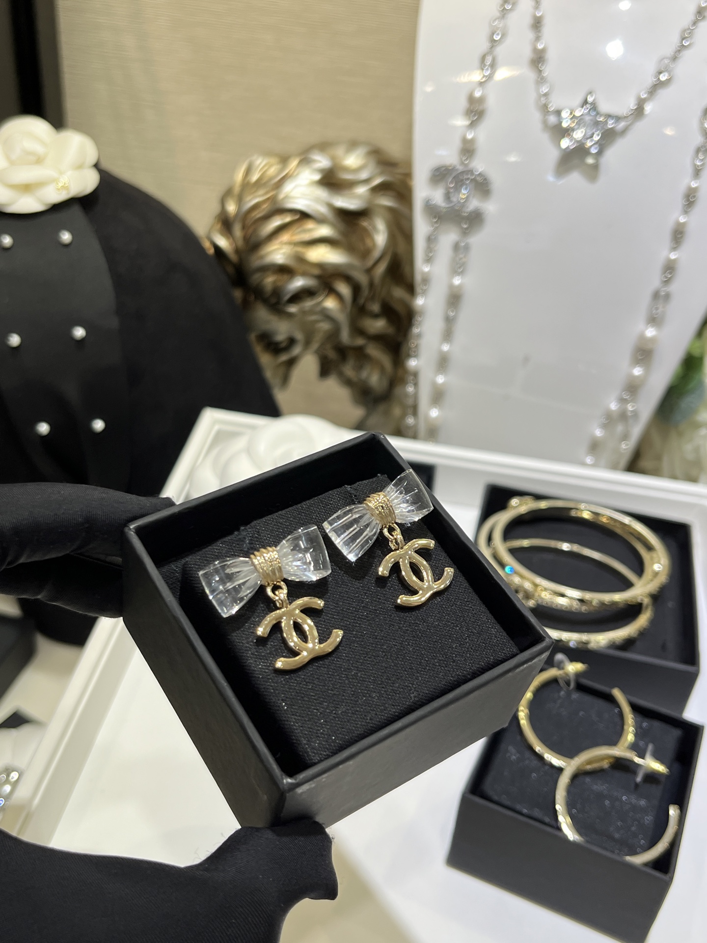 NO:635024,88180, arrived today to buy yb 25 new transparent acrylic bow gold double C earrings. The transparent bow is as clear and cute as jelly. It is a must-have for beauties in spring and summer. Exclusively purchased from yb customized. Consistent brass material resin, Cartier high-end jewelry1986090988180,今日到货购入yb 25新款透明亚克力蝴蝶结金色双C耳钉 透明蝴蝶结像果冻一样清透又可爱 太有氧气美女的feel啦春夏必备款 独家购入yb定制 一致黄铜材质树脂,,卡迪亚高端饰品,Jewelry