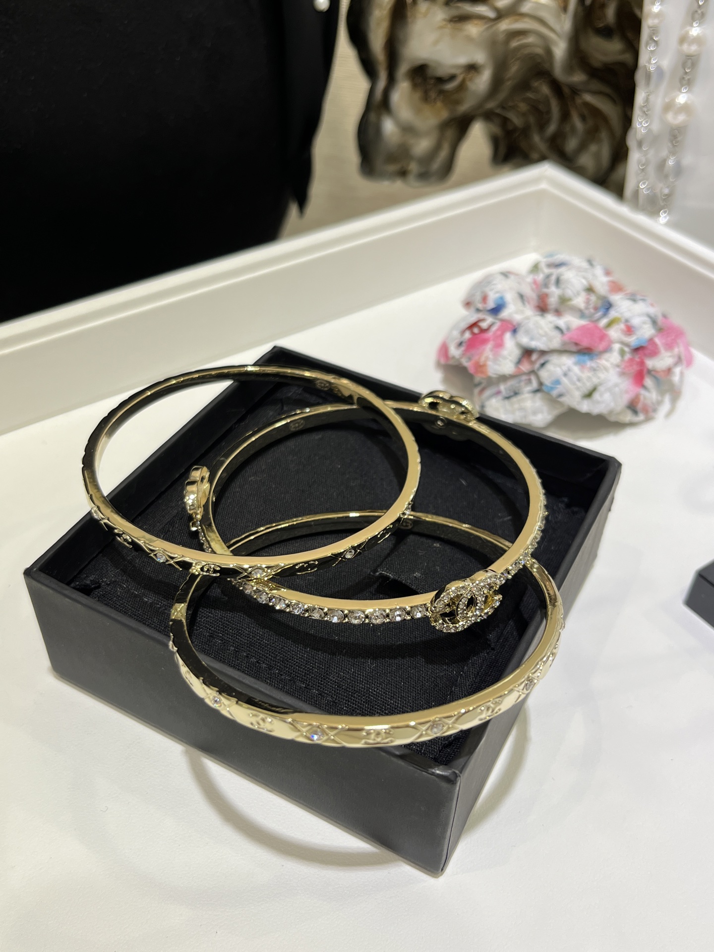 NO:633595,88290, three-piece bracelet set arrived today. 25 new gold double C diamond pattern narrow version bracelet. Xiaoxiangjia’s iconic diamond pattern. Simple and very textured. It has the temperament of the Coco Crush jewelry series. The bracelet set contains three pieces that look good when worn alone or stacked. Customized Z version. Same brass material. Customized crystal, chanel, bracelet, Cardia high-end jewelry.1986090988290,今日到货手镯三件套 25新款金色双C菱格纹窄版手环 小香家标志性的菱格纹 简洁又很有质感 很有coco crush珠宝系列的气质 手镯一套包含三个单戴叠戴都好看 z版定制 一致黄铜材质 定制水晶,,chanel,bracelet,卡迪亚高端饰品,Jewelry