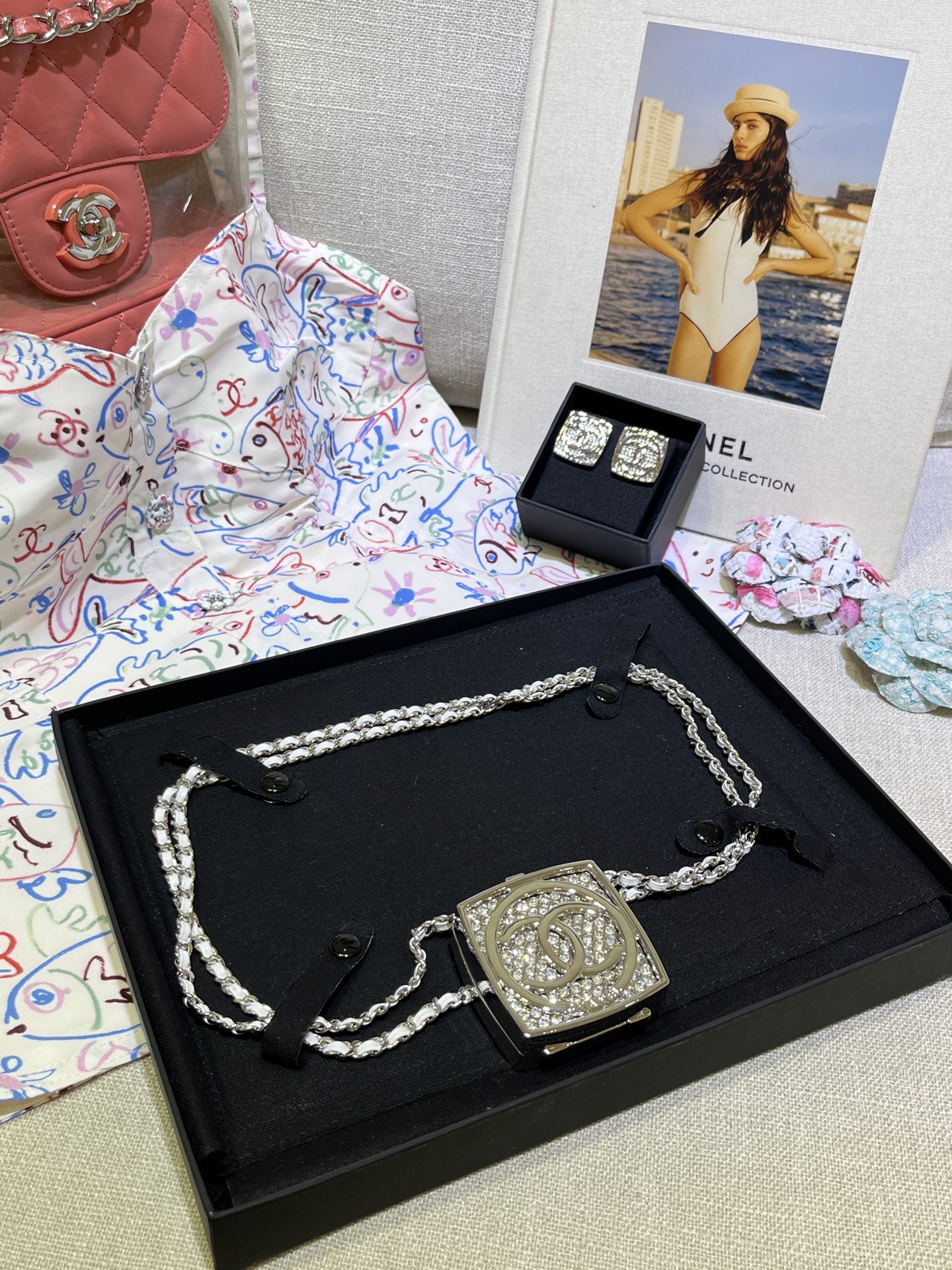 NO:631924,88520 Today’s new products, cross-body small bag, 25C holiday series silver double C full diamond square vanity mirror, mini box necklace bag, perfect for matching with clothes, definitely a must-have for vacation concave shape, matched with white leather chain, unified in tone, very noble and elegant, the little waste bag is so cute, super blingbling, Z-like material, brass custom crystal, lambskin, bag sweater chain with packaging box, sweaters, necklace, sheepskin, Cardia high-end jewelry1986090988520 今日新品 可斜挎小包包 25C度假系列银色双C满钻方块化妆镜mini盒子项链包包 太好搭衣服了 绝对是度假凹造型必备 搭配白色皮穿链色调统一 非常贵气优雅 小废包太可爱了,超级blingbling z一样材质黄铜定制水晶,小羊皮 包包毛衣链带包装盒,,sweaters,necklace,sheepskin,卡迪亚高端饰品,Jewelry