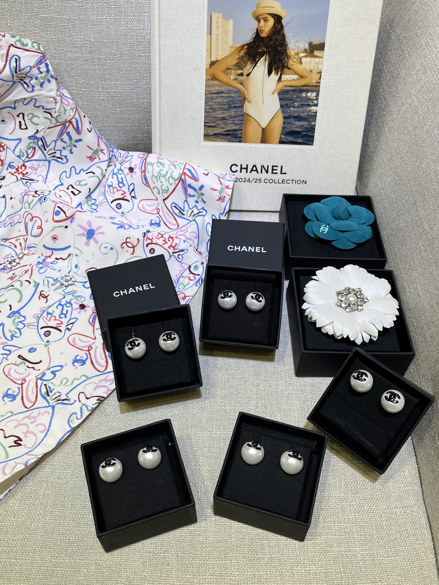 NO:632201,88160 Today's new big pearl 25 new black enamel double C pearl round button earrings. The classic black and white color matching is so cool. It has a small fragrance. The single pearl style is versatile and looks good with any combination. Z version customization. Consistent resin material. Round bean earrings. Earrings with packaging box, earrings, Cardia high-end jewelry1986090988160 今日新品大珍珠 25新款黑色珐琅双C珍珠圆形纽扣耳钉 黑白经典拼色太酷啦很有小香的气质 单颗珍珠款式百搭不挑人 怎么搭都好看 z版定制 一致树脂材质 圆豆豆耳钉耳环带包装盒,,earrings,卡迪亚高端饰品,Jewelry