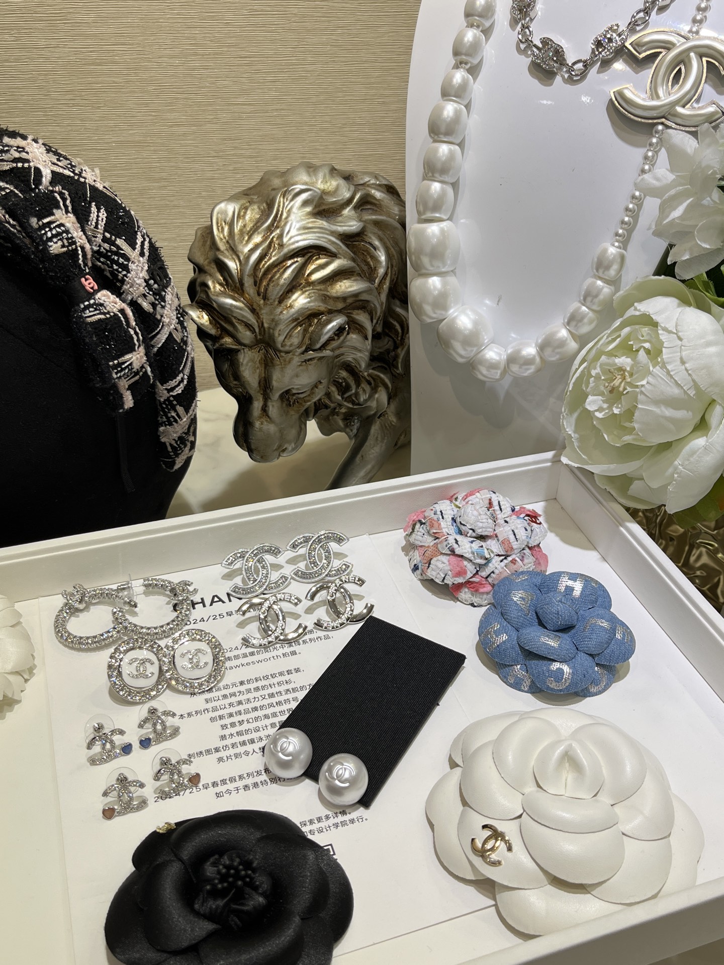 NO:635097,88180. Today’s new purchase from yb, hot model 25C new double C pearl round button stud earrings, small size. The full and round single pearl has a concave and convex design on the back, just enough to modify the earlobe. It feels so comfortable to wear. The top version. The engraving is clear. The texture is so good. Highly recommended. Exclusive purchase from yb. Customized. Same resin material, Cardia high-end jewelry.1986090988180.今日新品购入yb 爆款 25C新款双C珍珠圆形纽扣耳钉小号 饱满圆润的单颗珍珠背后做了凹凸设计 刚好可以修饰耳垂佩戴感舒服到飞起 顶级版本 刻字清晰 质感太好了非常推荐 独家购入yb定制 一样树脂材质,,卡迪亚高端饰品,Jewelry