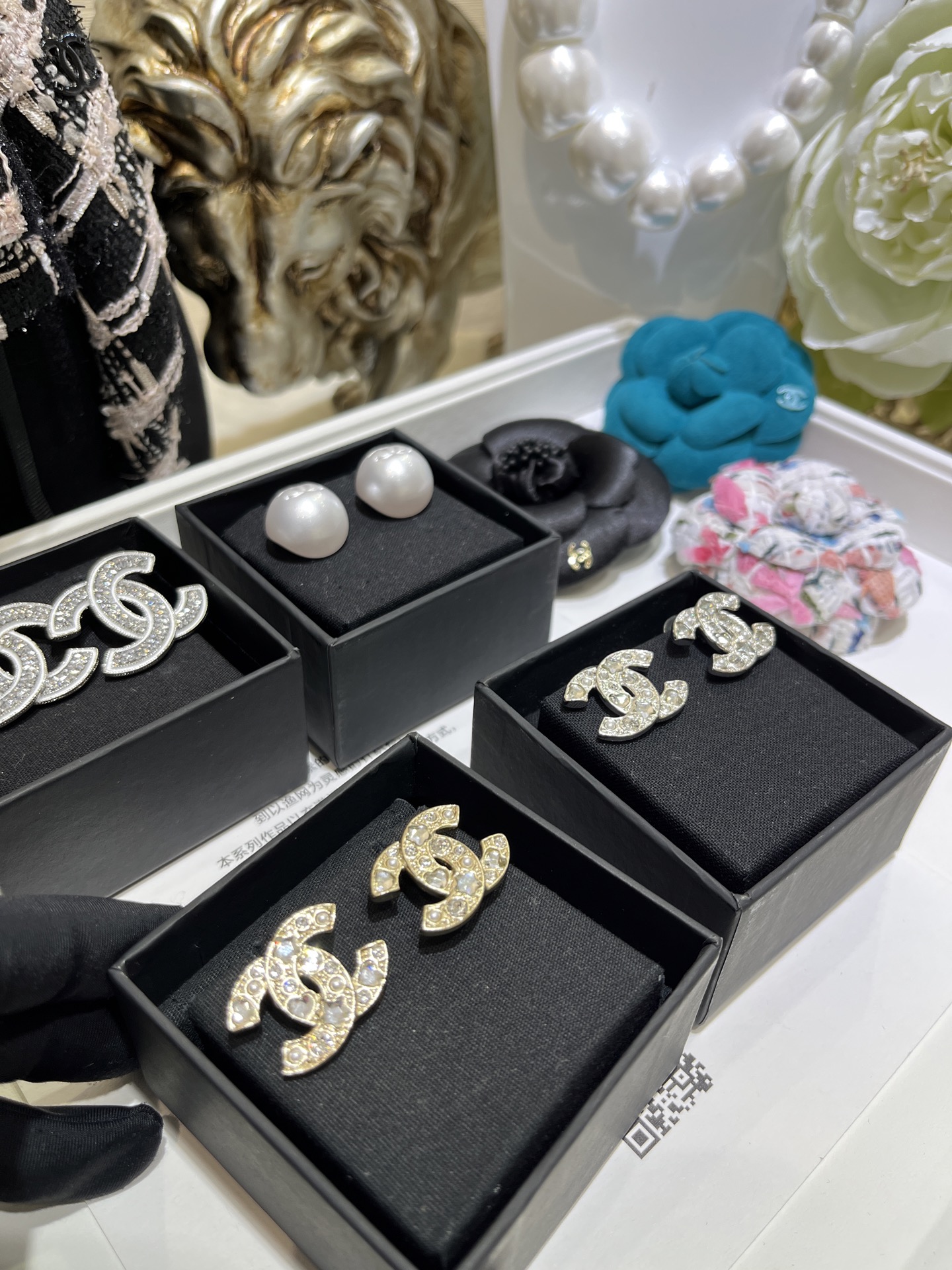 NO:631928,88170, today's new product purchase yb gold 25 new star love crystal pearl gold double C stud earrings star love pearl rhinestones are rich in elements. The size of 2.2cm has a strong sense of presence on the upper ear. It has a summer atmosphere and is a must-have for daily commuting. Z-like Swarovski crystal custom crystal top version full diamond double C stud earrings with packaging box, Cartier high-end jewelry1986090988170,今日新品购入yb 金色 25新款星星爱心水晶珍珠金色双C耳钉 星星爱心珍珠水钻 元素很丰富 2.2cm的大小上耳存在感超强 很有夏天的氛围日常通勤百搭必备 z一样施华洛水晶定制水晶 顶级版本 满钻双C耳钉带包装盒,,卡迪亚高端饰品,Jewelry