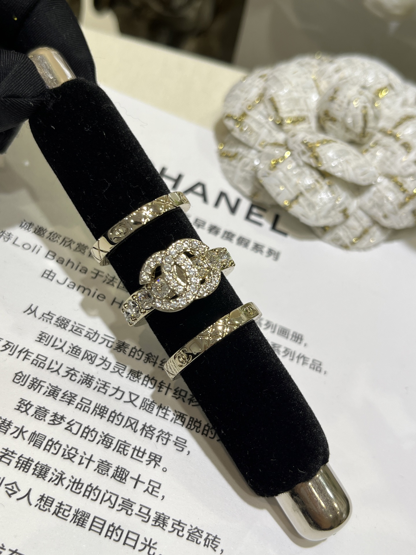 NO:104213,Today's popular ring set, only made in 7. 25P new gold full diamond double C diamond plaid ring. Xiaoxiangjia's iconic diamond plaid pattern is simple and textured. It has the temperament of the coco crush jewelry series. One set of rings includes three single wears and stacks, all look good, Chanel ring, chanel, chanel, ring19860909今日到货爆款戒指三件套 只做7号 25P新款金色满钻双C菱格纹戒指 小香家标志性的菱格纹 简洁又很有质感 很有coco crush珠宝系列的气质 戒指一套包含三个单戴叠戴都好看,香奈儿戒指,chanel,chanel,ring,Jewelry