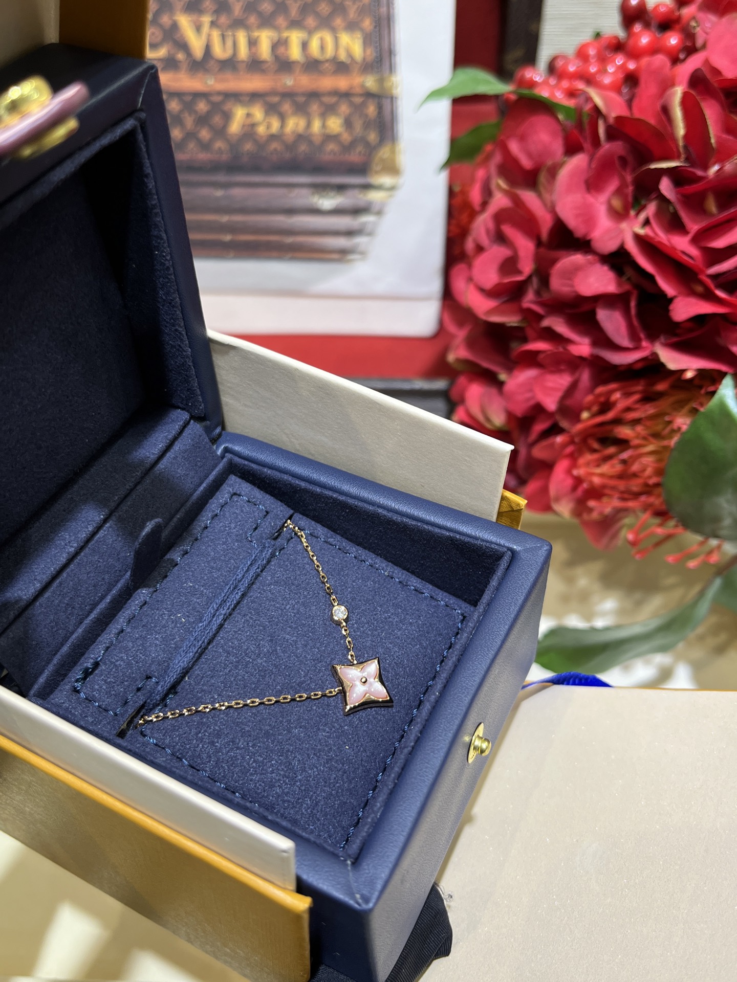 NO:633410,88260, Today’s new product is pink caladium. The new pink caladium flower inlaid with diamonds and rose gold necklace. The four-leaf clover caladium is really popular for daily wear. The chain is embellished with a small sparkling diamond. It is super sweet. The upper body is gentle and elegant. The noble value directly increases zk real gold and diamond pink caladium. The official website has more than 2w. Customized 925 silver material zircon pink caladium, necklace, Cartier high-end jewelry.1986090988260,今日新品粉色贝母  新款粉贝母花卉镶钻玫瑰金色项链 四叶草贝母真的日常佩戴率太高了 链身点缀一颗小小的闪钻 超甜 上身温柔又气质 贵气值直接拉满 zk真金真钻粉贝母 官网2w多 定制款925银材质锆石粉贝母,,necklace,卡迪亚高端饰品,Jewelry