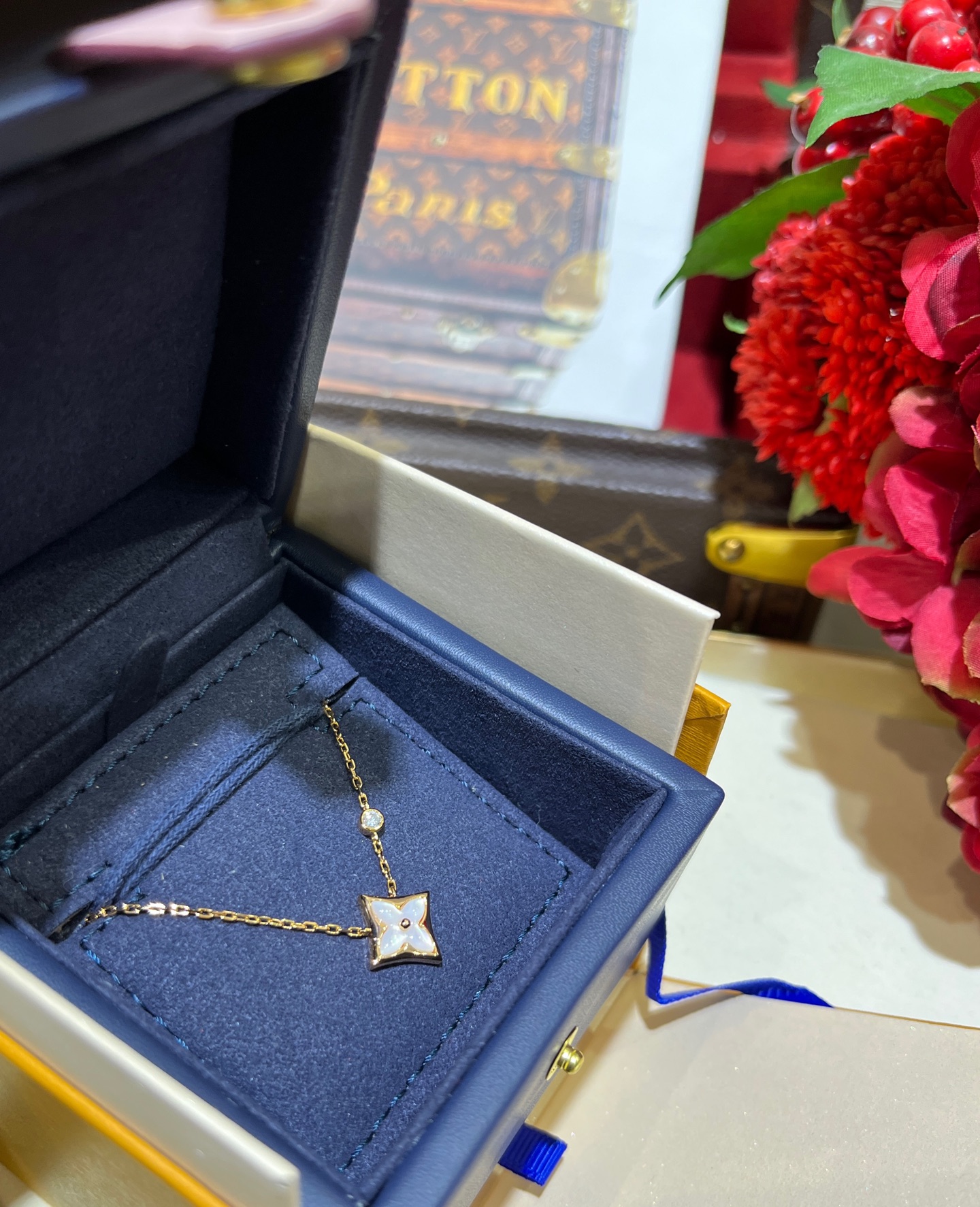 NO:634779,88250, White Fritillary arrived today. The new white Fritillary flower inlaid with diamonds rose gold necklace. The four-leaf clover Fritillary is really suitable for daily wear. The chain is decorated with a small sparkling diamond. It is super sweet. The upper body is gentle and elegant. The noble value directly increases zk real gold and diamond white Fritillary. The official website has more than 2w. Customized 925 silver material zircon white Fritillary, necklace, Cartier high-end jewelry1986090988250,今日到货白色贝母  新款白贝母花卉镶钻玫瑰金色项链 四叶草贝母真的日常佩戴率太高了 链身点缀一颗小小的闪钻 超甜 上身温柔又气质 贵气值直接拉满 zk真金真钻白贝母 官网2w多 定制款925银材质锆石白贝母,,necklace,卡迪亚高端饰品,Jewelry