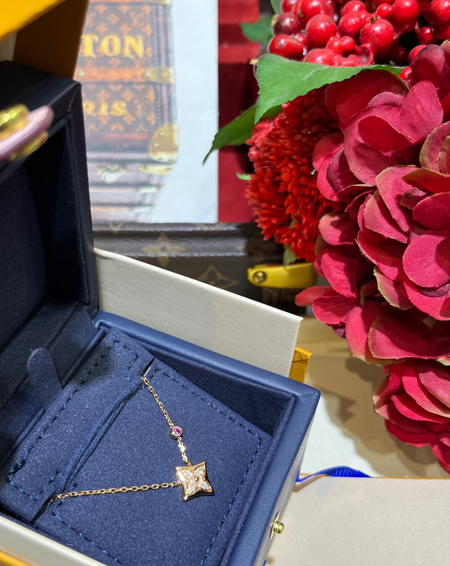 NO:634054,88260 arrived today and is limited to the Chinese Valentine's Day. The new full-diamond flower square small pink diamond gold necklace. The classic crystal small flower square logo is very recognizable. The chain is decorated with a small pink diamond. It is super sweet. The upper body is gentle and elegant. The noble value directly increases. Pure silver material is thickly plated with real gold. CNC technology is inlaid with high carbon diamonds, necklace, pure silver, Cartier high-end jewelry.1986090988260今日到货七夕限定  新款满钻花卉方块小粉钻金色项链 经典水晶小花朵方块标志极具辨识度 链身点缀一颗小小的粉钻 超甜 上身温柔又气质 贵气值直接拉满 纯银材质厚镀真金 cnc工艺镶嵌高碳钻,,necklace,pure silver,卡迪亚高端饰品,Jewelry