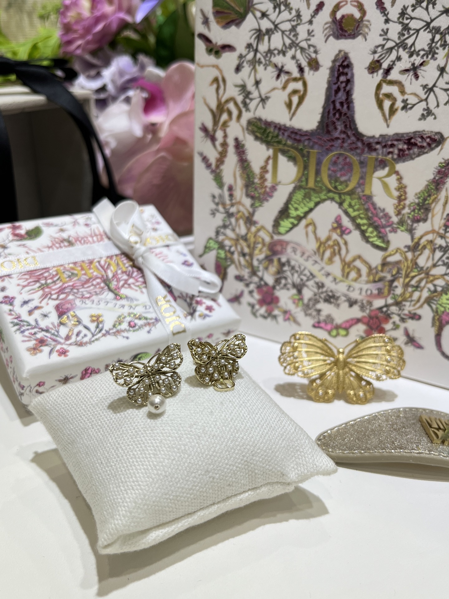 NO:360482,New hollow millet bead butterfly pearl cd earrings, small pearl embellished hollow metal butterfly vein bones, asymmetrical design, cute and fairy-like, Dior earrings, dior19860909新款镂空小米珠蝴蝶珍珠cd耳钉 小珍珠点缀镂空金属蝴蝶脉络骨骼 不对称设计灵动可爱♀仙气十足,Dior耳钉,dior,Jewelry