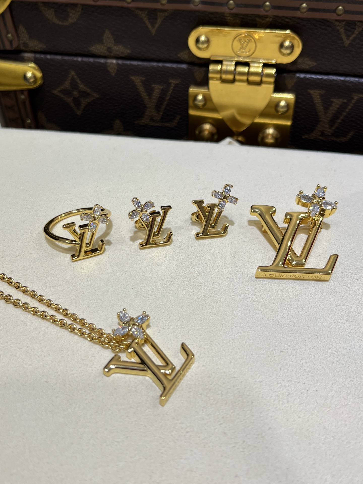 NO:632594,Ready stock·LV small flower letter series comes in one set. Wearing it on the upper body is full of temperament. You can’t go wrong with your eyes closed. Louis Vuitton, Cartier high-end jewelry19860909现货·LV小花朵字母系列一套出齐 佩戴上身气质感满满 闭眼入不出错,,louis vuitton,卡迪亚高端饰品,Jewelry