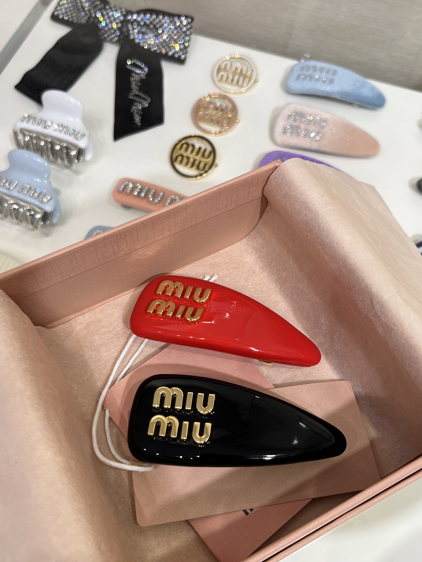 NO:634251,Single 88180 top version black and red new gold letter patent leather bread hairpin. The chubby drop shape is really too girly. It is energetic and cute. The little princess atmosphere is full of vitality. It is very practical for daily use. The upper body effect is super good-looking, hairpins, Cardia high-end jewelry19860909单只88180 顶级版本 黑色红色 新款金色字母漆皮面包发夹 胖乎乎的水滴造型真的太少女感啦 元气又可爱 小公主氛围感十足 关键日常太实用 上身效果超级好看,,hairpins,卡迪亚高端饰品,Jewelry