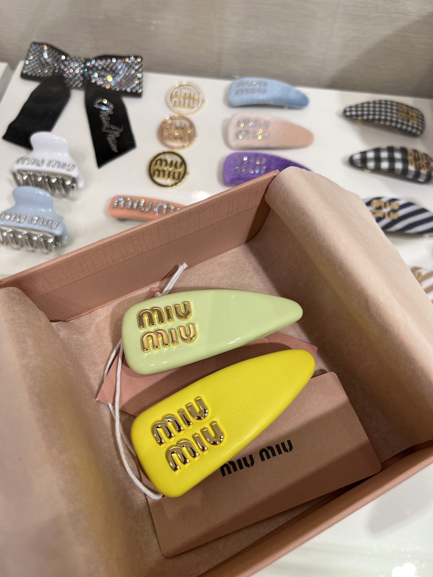 NO:632021,Single piece 88180, green patent leather and yellow lambskin, new gold lettered bread hairpin, chubby water drop shape is really too girly, energetic and cute, full of little princess atmosphere, very practical for daily use, the upper body effect is super good-looking, custom-made, brass material U leather, top version, sheepskin, hairpins, Cardia high-end jewelry19860909单只88180,绿色漆皮黄色小羊皮 新款金色字母面包发夹 胖乎乎的水滴造型真的太少女感啦 元气又可爱 小公主氛围感十足 关键日常太实用 上身效果超级好看 z定制 黄铜材质u皮 顶级版本,,sheepskin,hairpins,卡迪亚高端饰品,Jewelry