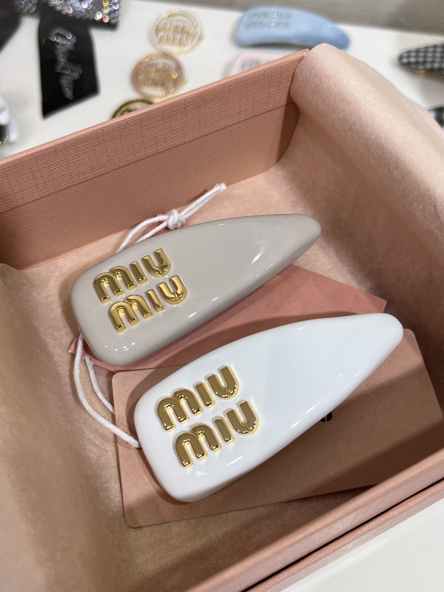 NO:634249,Single piece 88180, khaki white, new gold lettered patent leather bread hairpin. The chubby water drop shape is really too girly. It is energetic and cute. The little princess atmosphere is full of vitality. It is very practical for daily use. The upper body effect is super beautiful. Customized. Brass material u leather. Top version, hairpins, Cardia high-end jewelry.19860909单只88180, 卡其色白色 新款金色字母漆皮面包发夹 胖乎乎的水滴造型真的太少女感啦 元气又可爱 小公主氛围感十足 关键日常太实用 上身效果超级好看 z定制 黄铜材质u皮 顶级版本,,hairpins,卡迪亚高端饰品,Jewelry