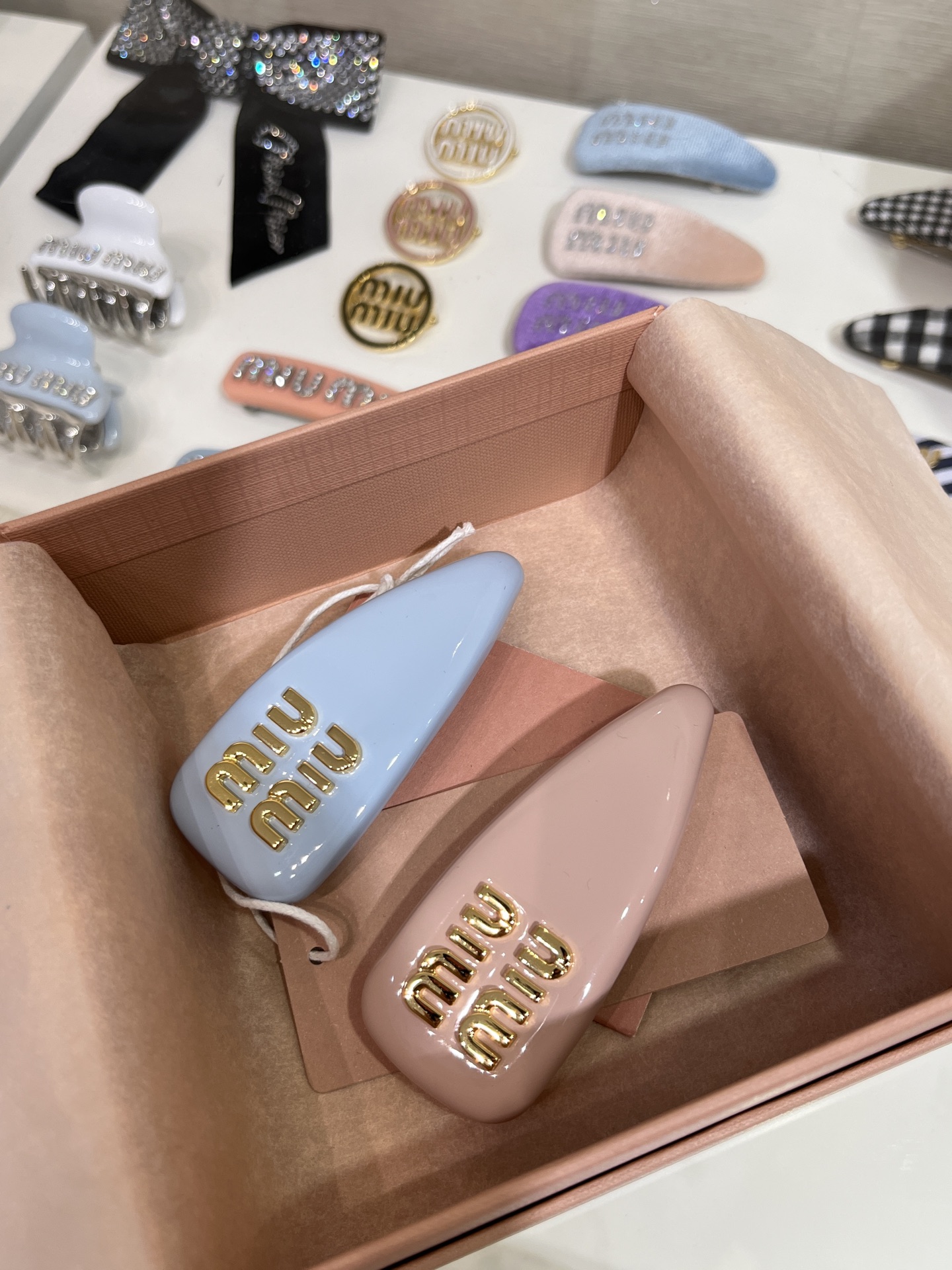 NO:634247,Single piece 88180, blue and pink, new gold lettered patent leather bread hairpin. The chubby water drop shape is really too girly. It is energetic and cute. The little princess atmosphere is full of vitality. It is very practical for daily use. The upper body effect is super beautiful. Customized. Brass material u leather. Top version, hairpins, Cardia high-end jewelry.19860909单只88180,蓝色粉色 新款金色字母漆皮面包发夹 胖乎乎的水滴造型真的太少女感啦 元气又可爱 小公主氛围感十足 关键日常太实用 上身效果超级好看 z定制 黄铜材质u皮 顶级版本,,hairpins,卡迪亚高端饰品,Jewelry