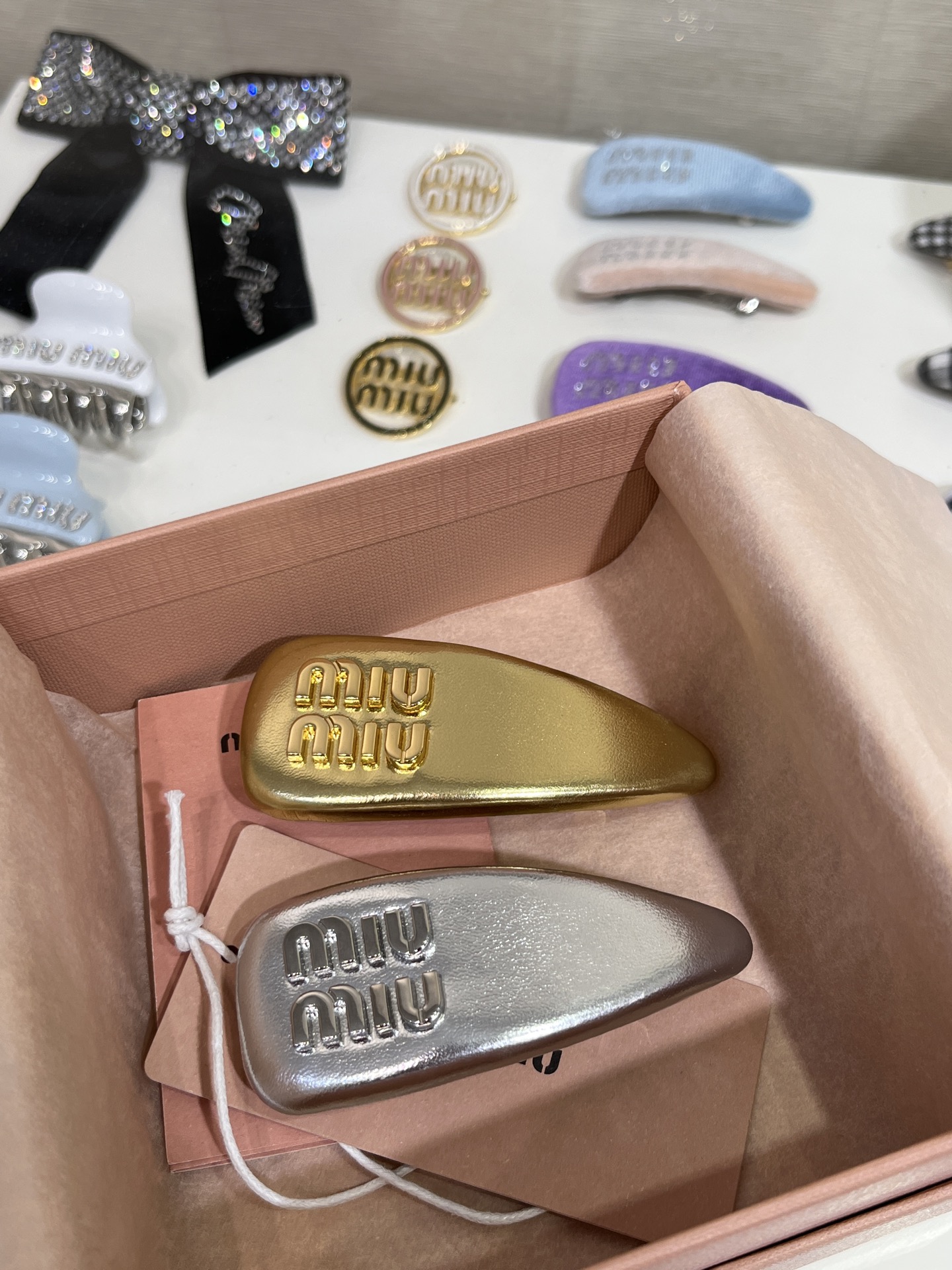 NO:634245,Single 88180 gold and silver new gold letter bread hairpin. The chubby water drop shape is really too girly. It is energetic and cute. The little princess atmosphere is full of vitality. It is very practical for daily use. The upper body effect is super beautiful. Customized. Brass material u leather. Top version, hairpins, Cardia high-end jewelry.19860909单只88180金色银色 新款金色字母面包发夹 胖乎乎的水滴造型真的太少女感啦 元气又可爱 小公主氛围感十足 关键日常太实用 上身效果超级好看 z定制 黄铜材质u皮 顶级版本,,hairpins,卡迪亚高端饰品,Jewelry