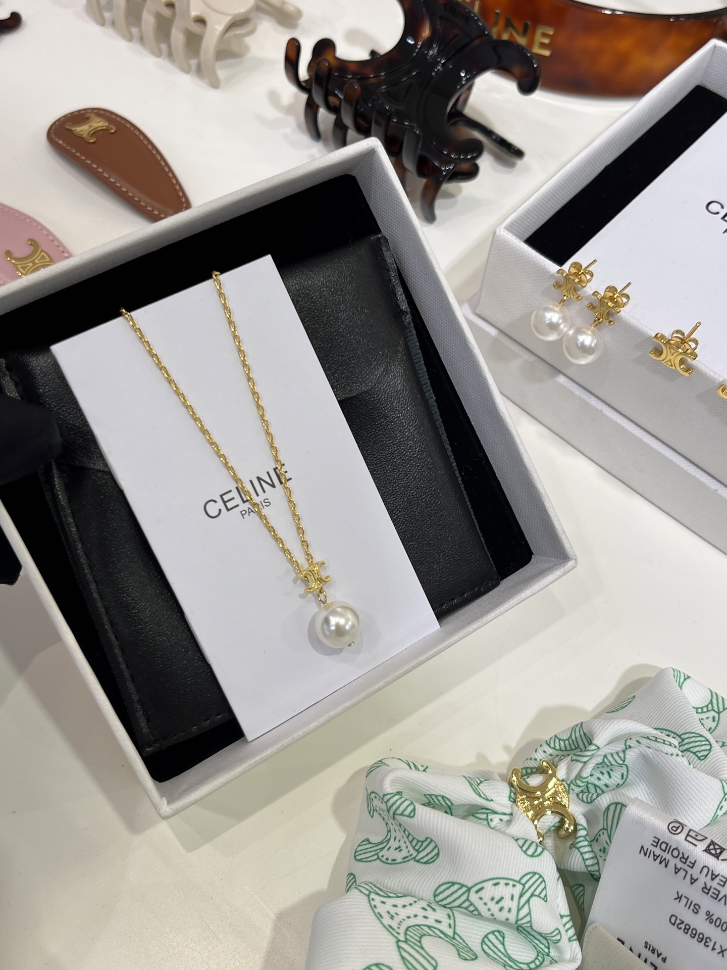 NO:635269,88180. The top version arrived today. The new 25 spring and summer golden Arc de Triomphe pearl pendant necklace. Simple, simple and romantic design style. It looks great when worn on the body. It is versatile and not picky in daily life. The same material as yb, brass, customized pearls, clear engraving, necklace, Cartier high-end jewelry1986090988180.今日到货顶级版本 25年春夏新款金色凯旋门珍珠吊坠项链 率性简约又充满浪漫气息的设计风格 佩戴上身超好看 日常百搭不挑人 yb一样材质黄铜,定制珍珠 刻字清晰,,necklace,卡迪亚高端饰品,Jewelry