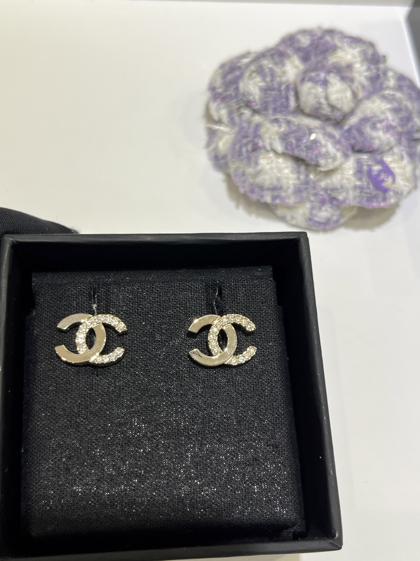 NO:635681,88160, the basic model arrived today. 25 new half-gold and half-diamond double Cmini earrings. Rhinestone x metal splicing design. Exquisite and cute. The basic cc model is versatile and not picky. The texture is great. The same brass material as yb. Swarovski diamonds. Top version. Rhinestone splicing, Cardia high-end jewelry.1986090988160,今日到货基础款 25新款半金半钻双Cmini耳钉 水钻x金属的拼接设计 精致又可爱 基础cc款百搭不挑人 质感太好了 yb一样黄铜材质施华洛钻 顶级版本 水钻拼接,,卡迪亚高端饰品,Jewelry