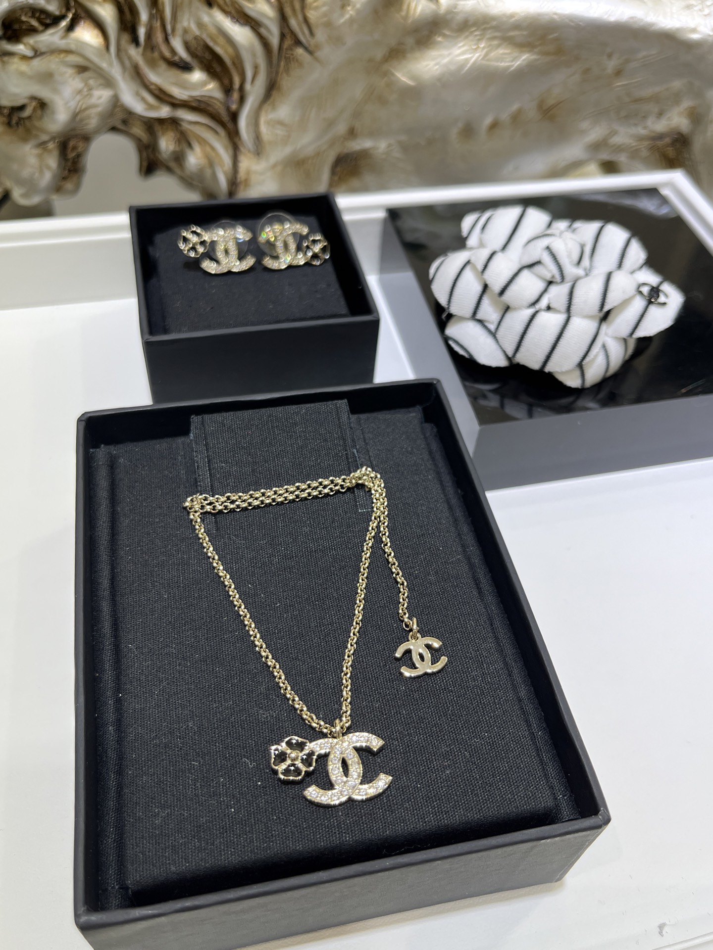 NO:632047,88160, the top version of today’s new products, 25 new black enamel clover double C gold necklace, enamel clover full of diamonds double C, simple and small details, adjustable length of the necklace, very cute and versatile for daily wear, yb same brass material Swarovski crystal, enamel craftsmanship, necklace with packaging box, necklace, Cartier high-end jewelry1986090988160,今日新品顶级版本 25新款黑色珐琅四叶草双C金色项链 珐琅幸运草满钻双C 简约又有小细节 项链长短调节 日常佩戴很可爱百搭 yb一样黄铜材质施华洛水晶,珐琅工艺 项链带包装盒,,necklace,卡迪亚高端饰品,Jewelry