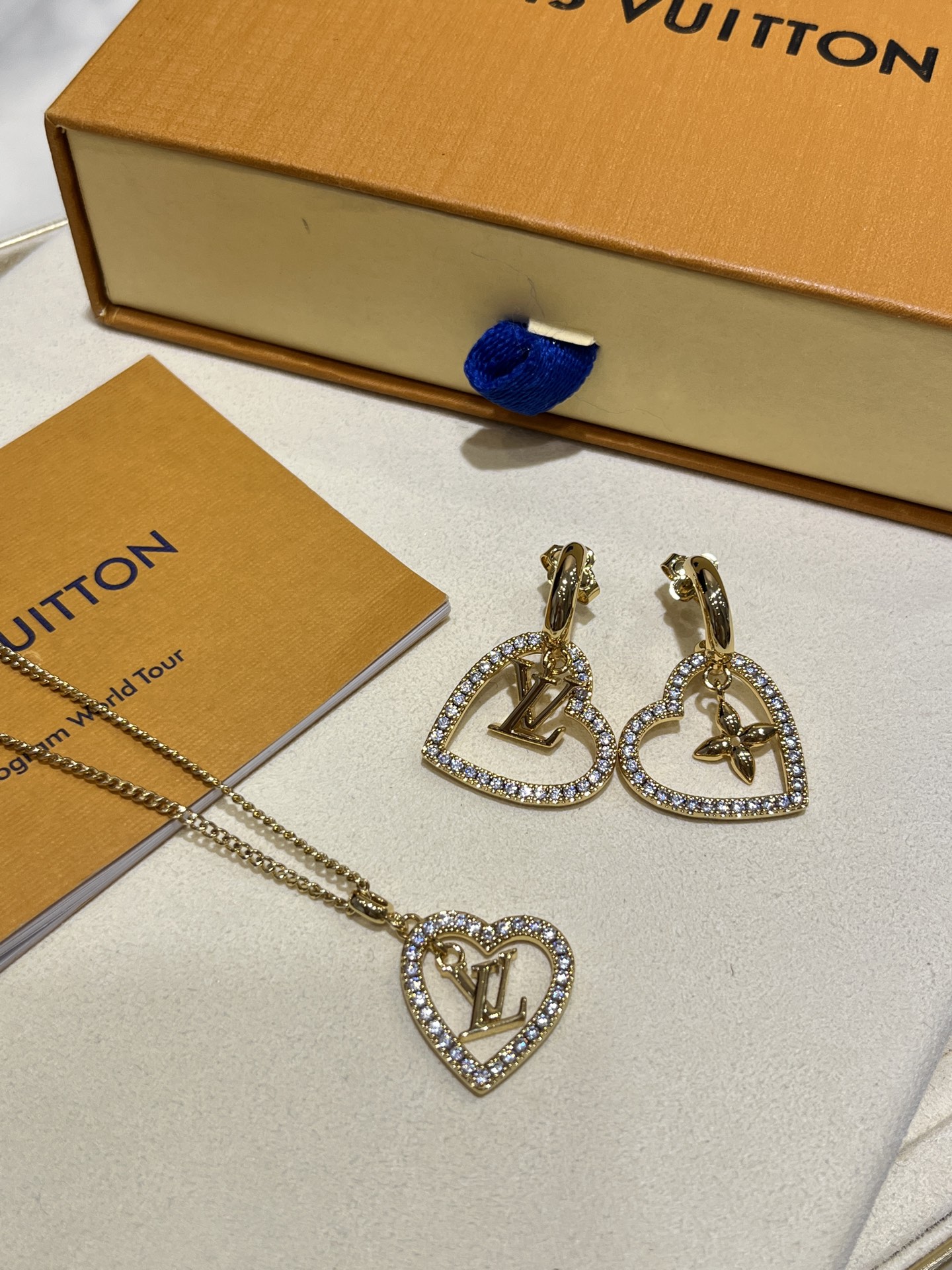 NO:633073,88190, arrived today to buy yb's new MY LV HEART gold letter hollow diamond love necklace, hollow diamond love classic gold logo pendant, effortlessly fashionable, elegant, noble and age-reducing. Exclusively purchased from yb customized, same material brass inlaid with zircon, top version, louis vuitton, necklace, Cartier high-end jewelry1986090988190,今日到货购入yb  新款MY LV HEART金色字母镂空镶钻爱心项链 镂空镶钻爱心经典金色logo吊坠 毫不费力的时髦优雅贵气又减龄 独家购入yb定制 一样材质黄铜镶嵌锆石 顶级版本,,louis vuitton,necklace,卡迪亚高端饰品,Jewelry