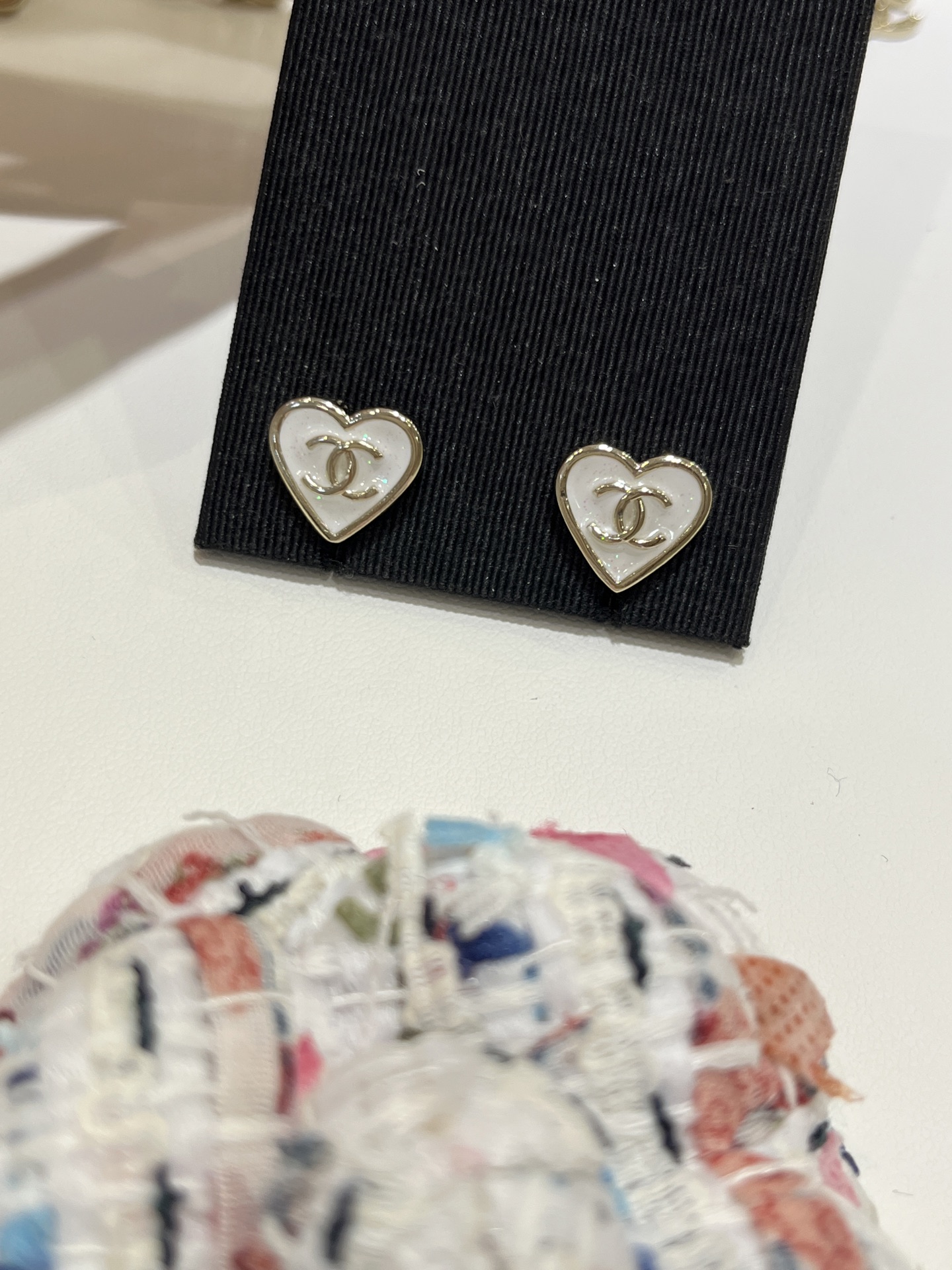 NO:635262,88160 Today’s new arrival is a versatile little cutie. 25 new cream white gold rim love double C earrings. The white enamel contains small sequins and sparkles, super cute. It is recommended to buy for daily matching. It is very sweet and delicate ~ yb customized consistent brass material, enamel craftsmanship, Cardia high-end jewelry1986090988160 今日新品百搭小可爱 25新款奶油白色金边爱心双C耳钉 白色珐琅含有小亮片闪闪的超可爱 推荐入手日常搭配很甜美很精致～ yb定制一致黄铜材质 珐琅工艺,,卡迪亚高端饰品,Jewelry