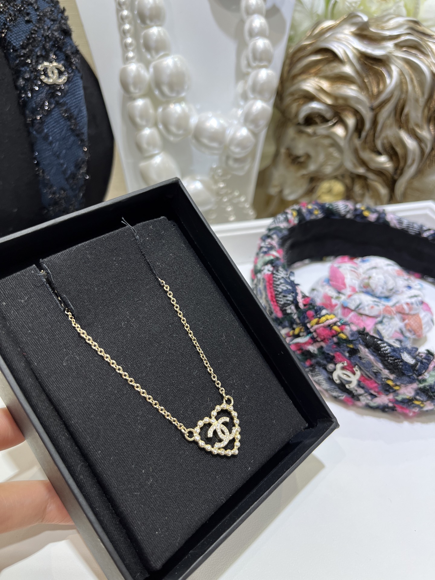 NO:632045,88160, today's new product purchase yb 25 new gold full diamond double C hollow love necklace, metal small round beads hollow love full diamond double C, a bit of bubble diamond jewelry craftsmanship, light golden color, versatile and not picky, very suitable for spring and summer. Exclusively purchased yb customized brass material, Swarovski diamonds, heart necklace with packaging box, top version, necklace, Cartier high-end jewelry1986090988160,今日新品购入yb  25新款金色满钻双C镂空爱心项链 金属镶钻小圆珠镂空爱心满钻双C 有点泡泡钻珠宝工艺的味道 淡淡的金色百搭不挑人 很适合春夏 独家购入yb定制 黄铜材质 施华洛钻  桃心项链带包装盒 顶级版本,,necklace,卡迪亚高端饰品,Jewelry