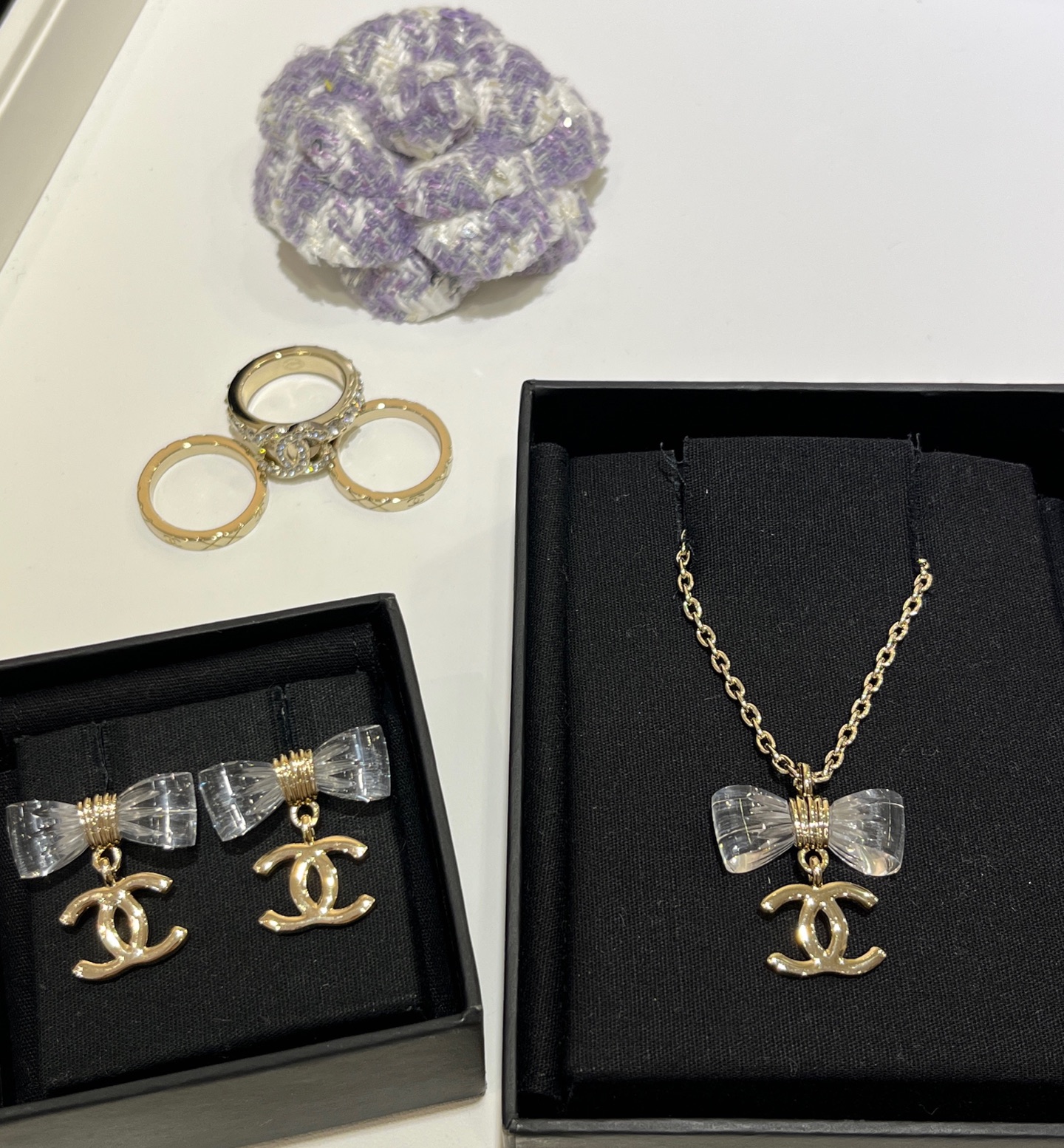 NO:634998,88180, the top version arrived today. 25 new transparent acrylic bow gold double C necklace. The transparent bow is as clear and cute as jelly. It is matched with a gold chain. It is simple and very attractive. It is so oxygen-rich. It feels like a must-have for beauties in spring and summer. yb consistent brass material, high-end resin, necklace, Cartier high-end jewelry1986090988180,今日到货顶级版本  25新款透明亚克力蝴蝶结金色双C项链 透明蝴蝶结像果冻一样清透又可爱 搭配金色链条 简简单单很耐看 太有氧气美女的feel啦春夏必备款 yb一致黄铜材质高级树脂,,necklace,卡迪亚高端饰品,Jewelry