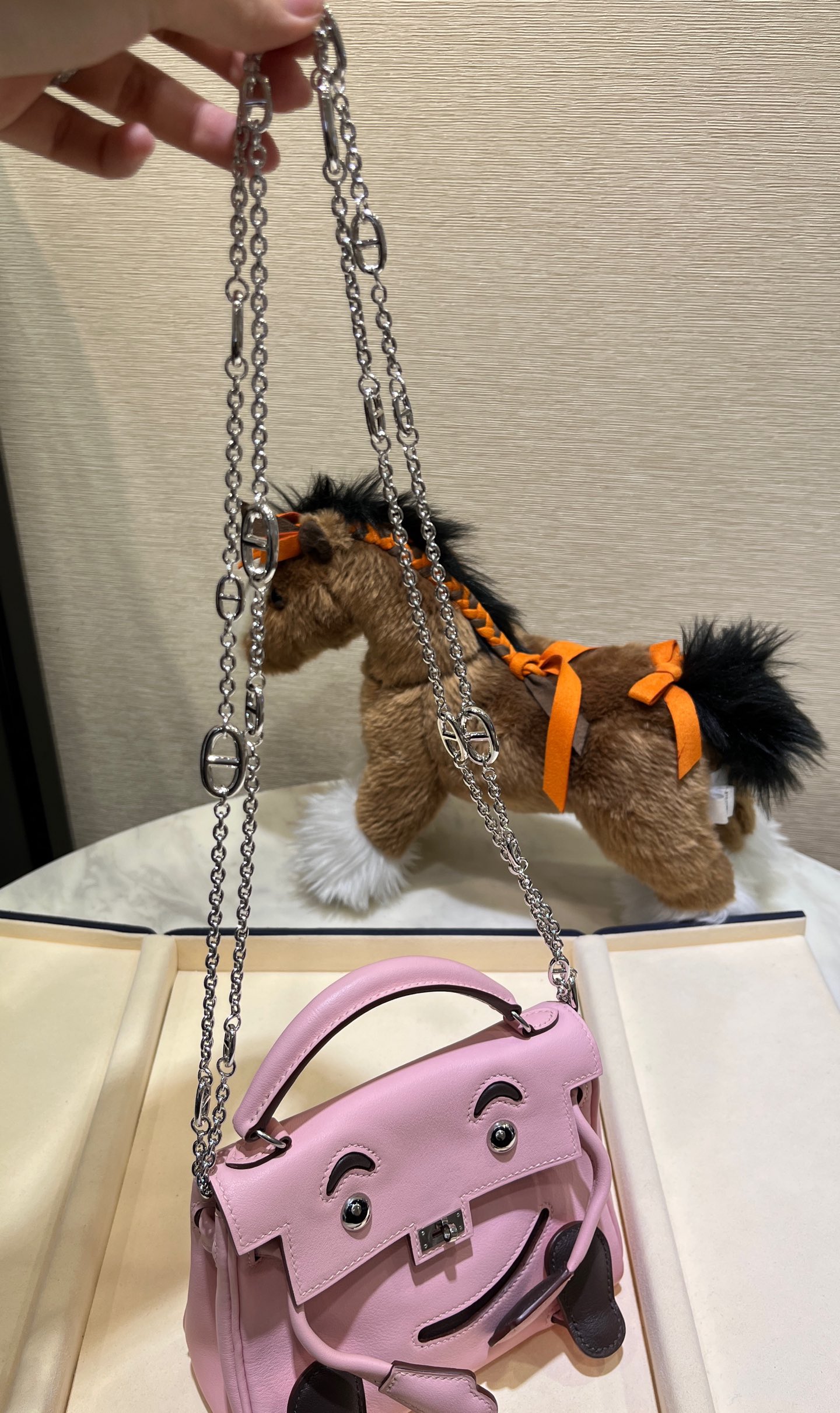 NO:633562,88550 The 160cm sweater chain arrived today. The new pig nose chain TO buckle silver sweater chain can be used as a bag chain. This one is not shown in the picture and has been ordered by customers. The minimalist pig nose chain looks so good with the silver color that I am speechless!  Too high-end for daily matching. Casual and elegant old money style. YB silver material. Customized brass silver-plating. Very cost-effective. Necklaces, sweater chains, ready-made with packaging, sweaters, necklaces, Cartier high-end jewelry.1986090988550 今日到货160cm毛衣链 新款猪鼻子链条TO扣银色毛衣链 可做包链,这款没上图一直有客户下单 极简猪鼻子链条 配上银色好看到词穷！ 日常搭配太高级了 休闲贵气老钱风 yb银材质 定制黄铜镀银 性价比超高 项链毛衣链现货带包装,,sweaters,necklace,卡迪亚高端饰品,Jewelry