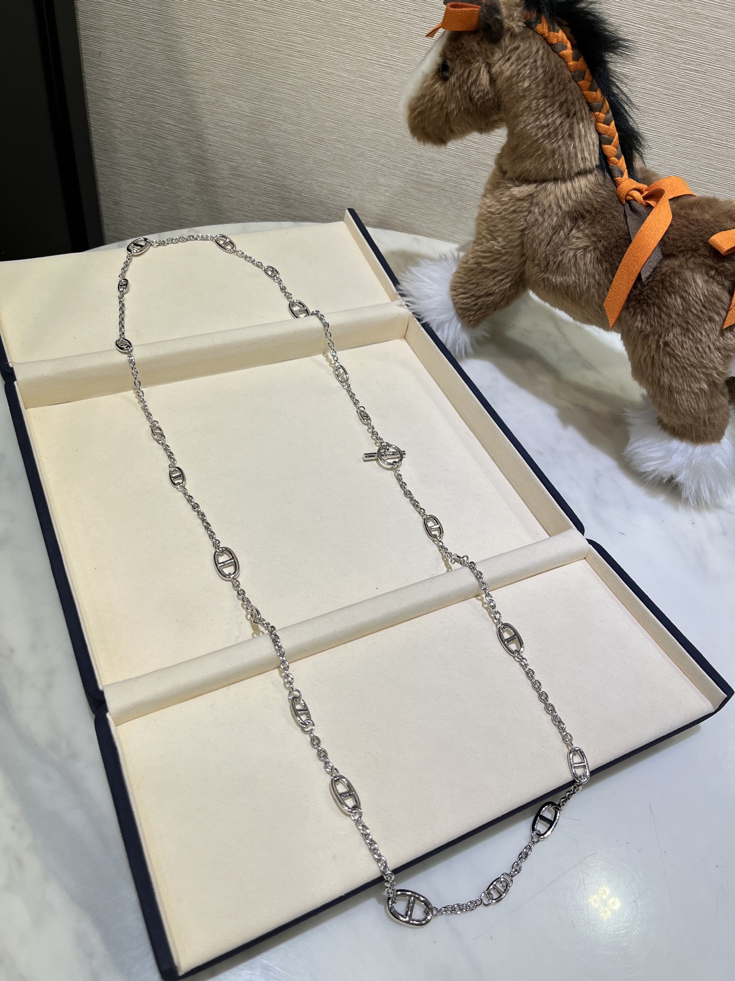 NO:635885,88450, the 120cm sweater chain arrived today. The new pig nose chain TO buckle silver sweater chain can be used as a crossbody bag chain. The length of 120cm is just right. This one, which is not pictured, has been ordered by customers. It is so classic. The minimalist pig nose chain looks so good with the silver color that I am speechless!  yb silver material, customized brass silver-plated, very cost-effective, ready-made necklaces, sweater chains, satchels, crossbody bags, sweaters, necklace, Cardia high-end jewelry1986090988450,今日到货120cm毛衣链 新款猪鼻子链条TO扣银色毛衣链 可做斜挎包链 120cm的长度刚刚好 这款没上图一直有客户下单 太经典了 极简猪鼻子链条 配上银色好看到词穷！ yb银材质 定制黄铜镀银 性价比超高 项链毛衣链现货,,satchels,crossbody bags,sweaters,necklace,卡迪亚高端饰品,Jewelry