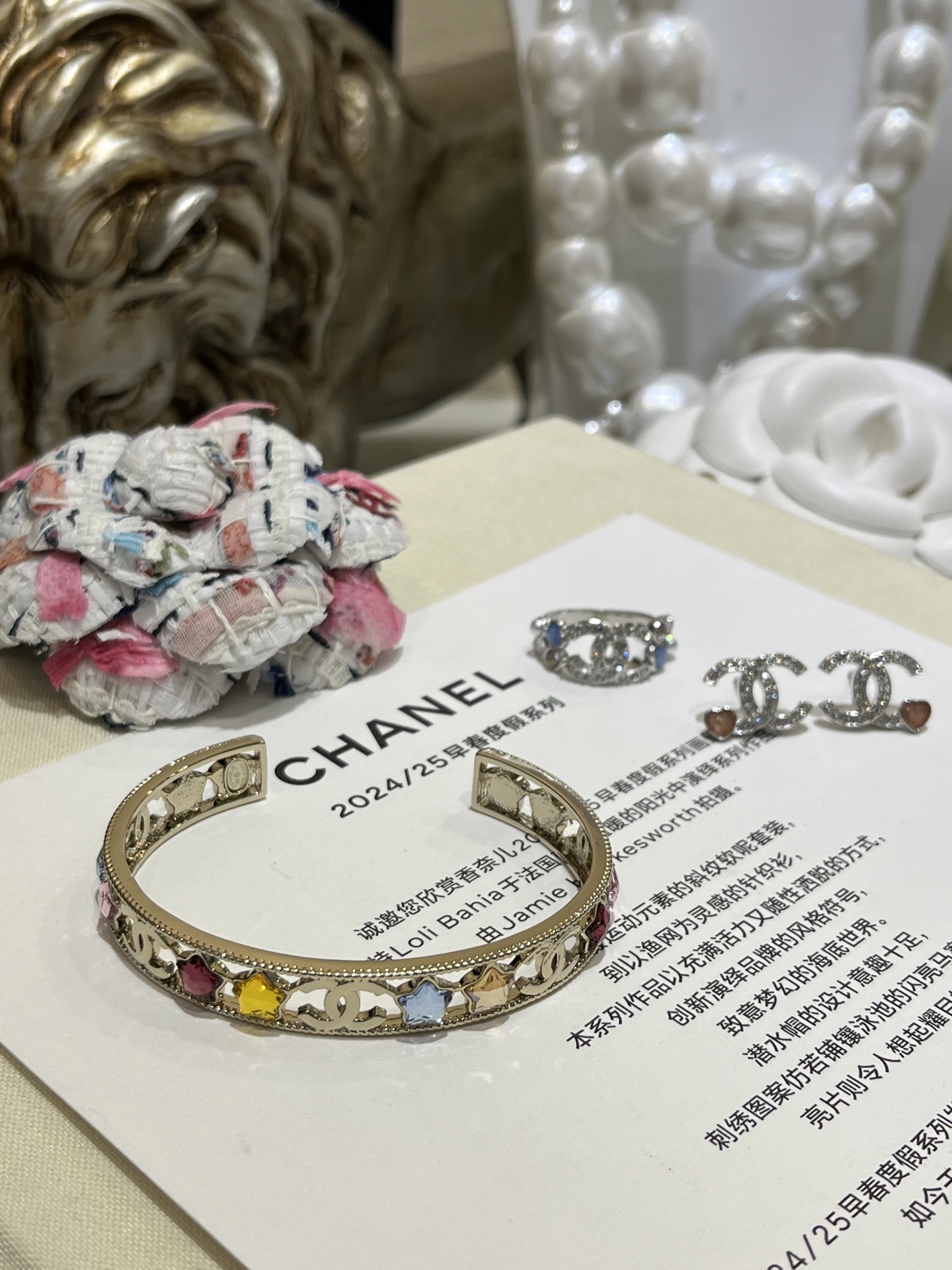 NO:633578,88230, today’s new bracelets 25 new color crystal star double C open bracelets. Open bracelets suitable for everyone. Colored crystals have the feel of American sweetheart Barbie. Color matching is full of spring and summer atmosphere. Noble and girly. Z consistent brass material. Customized crystal, bracelet, Cartier high-end jewelry.1986090988230,今日新品手镯 25新款彩色水晶星星双C开口手镯 适合每一个人的开口手镯 彩色水晶很有美式甜心芭比的感觉 配色充满了春夏气息 贵气又少女 z一致黄铜材质 定制水晶,,bracelet,卡迪亚高端饰品,Jewelry