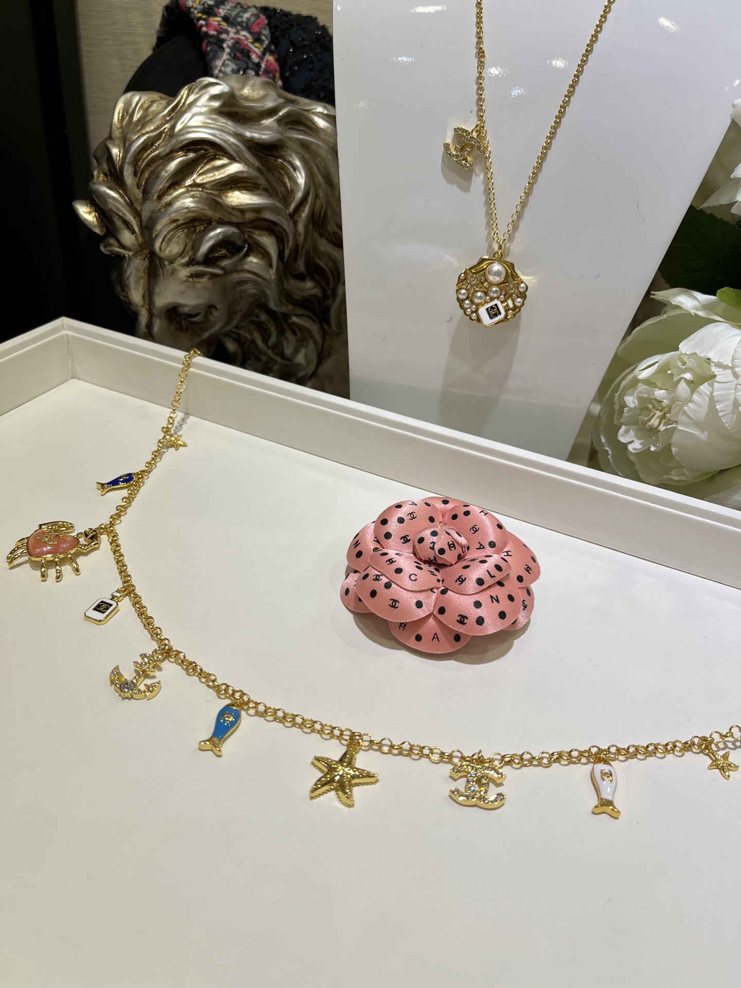 NO:632204,88260, marine style waist chain, 25C new gold full diamond double C pendant multi-accessory waist chain, crab, starfish, fish anchor perfume bottle, double C. The rich elements make you feel like you are in a dreamy underwater world. The shape is so cute and exquisite. It is a collection-level beauty. The same material as yb, brass, enamel craftsmanship, customized crystal, Cartier high-end jewelry1986090988260,海洋风格腰链 25C新款金色满钻双C吊坠多配件腰链 螃蟹海星鱼船锚香水瓶 双C 丰富的元素仿佛置身于梦幻的海底世界 造型太可爱太精致啦 完全是收藏级别的美貌 yb一样材质黄铜,珐琅工艺,定制水晶,,卡迪亚高端饰品,Jewelry