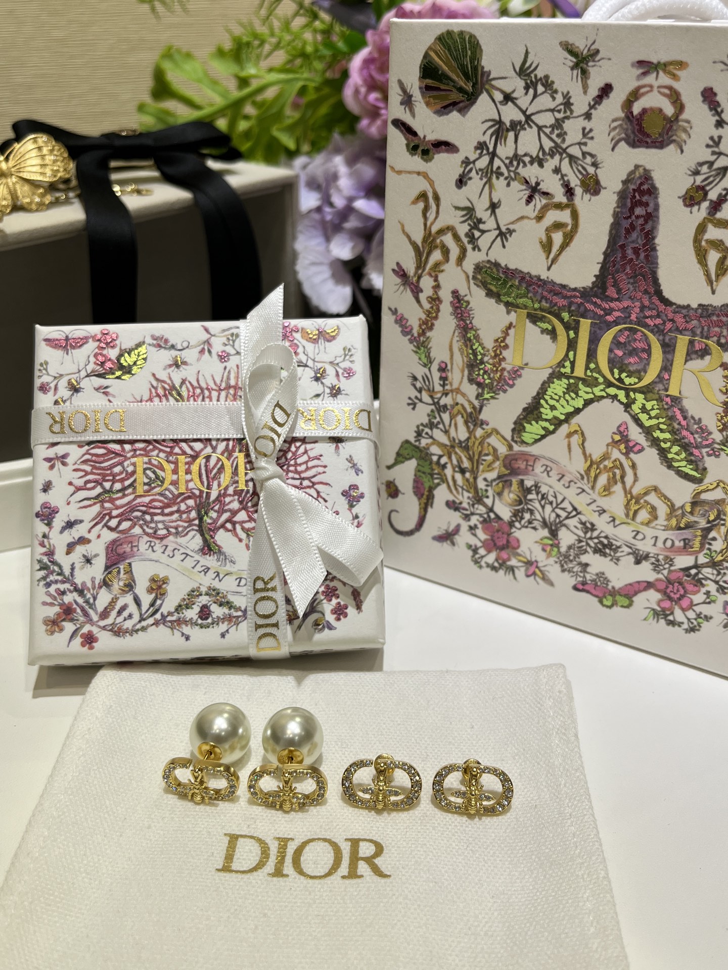 NO:632607,88180, today's new product purchase yb 25 years new gold full diamond CD bee pendant pearl earrings. The small golden bee pendant can be shaken. The small wings with diamonds are very shiny on the ears. It has a spring and summer atmosphere. The pearl earplugs are very noble. At first glance, the lady's temperament. Purchased yb Brass material Swarovski Phantom Diamond Customized pearls, Cartier high-end jewelry1986090988180,今日新品购入yb  25年新款金色满钻CD蜜蜂吊坠珍珠耳钉 金色蜜蜂小吊坠是可以晃动的 小翅膀带钻上耳很闪 非常有春夏气息 珍珠耳堵非常的贵气 一眼大小姐气质 购入yb 黄铜材质 施华洛魅影钻 定制珍珠,,卡迪亚高端饰品,Jewelry