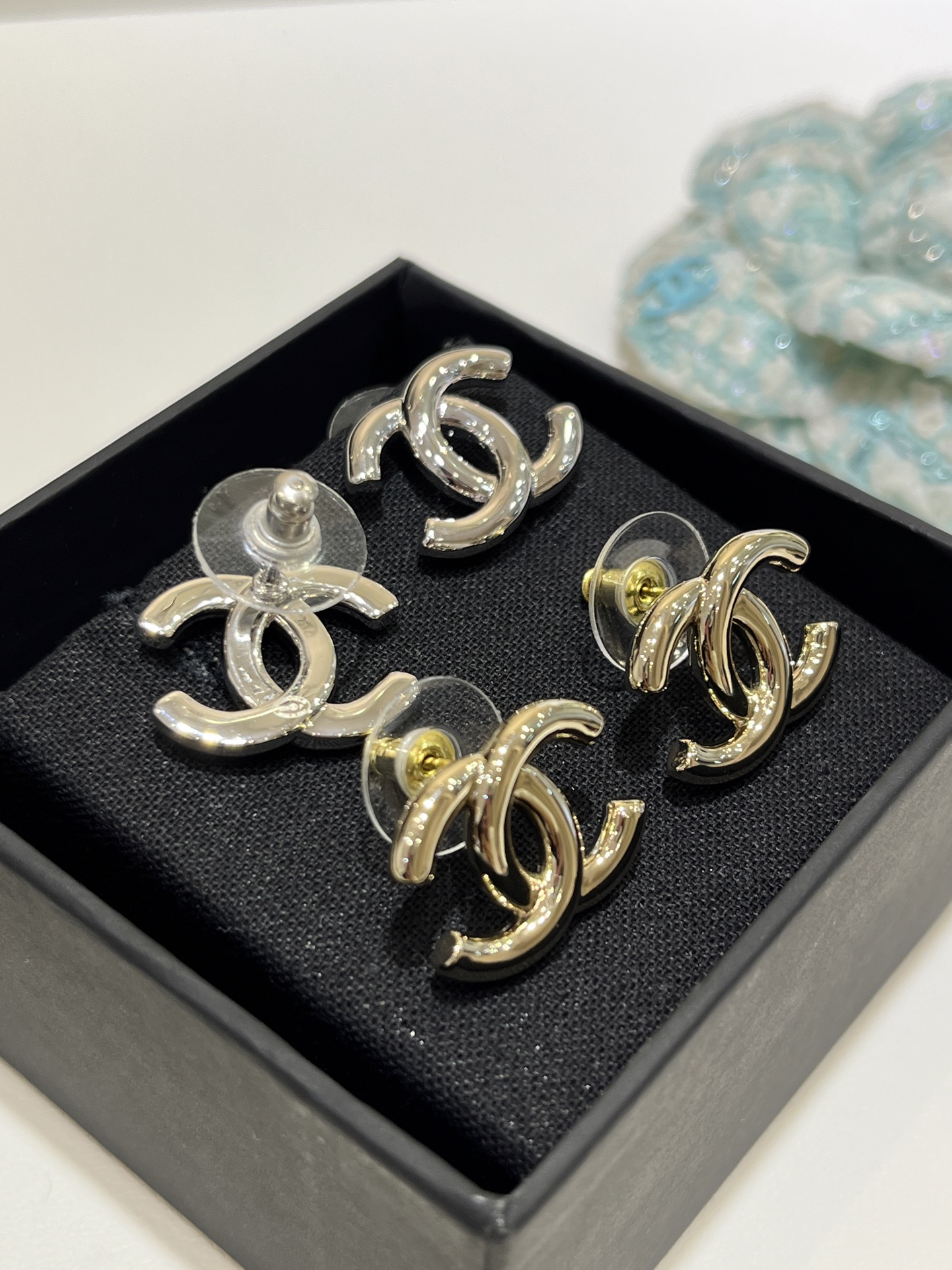 NO:635022,88160, today’s new purchase yb 25 new silver glossy double C earrings. Simple and highly designed metal glossy double C. This basic model can’t be mistaken with closed eyes. It is very suitable for daily life. Purchase yb. The same brass material. Top version, Cardia high-end jewelry.1986090988160,今日新品购入yb 25新款银色光面双C耳钉 简简单单又极具设计感的金属光面双C 这种基础款闭眼入不出错 非常适合日常 购入yb 一样黄铜材质 顶级版本,,卡迪亚高端饰品,Jewelry