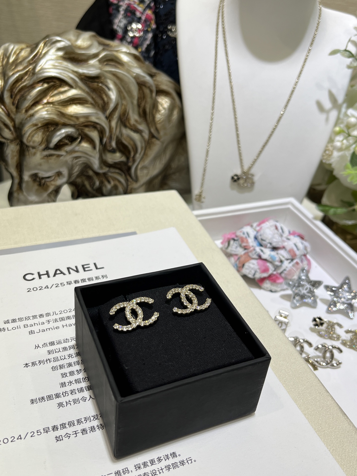 NO:632086,88180. Today’s top version of new products 25 new full diamond double C light gold stud earrings. The classic double C is versatile and does not matter the face shape or skin color. It is sparkling and super cute for daily wear. Close your eyes and look in. The same brass material as yb. Swarovski diamonds, Cartier high-end jewelry1986090988180.今日新品顶级版本 25新款满钻双C浅金色耳钉 百搭不挑脸型不挑肤色的经典双C 日常佩戴闪闪的超可爱 闭眼入 yb一样黄铜材质 施华洛钻,,卡迪亚高端饰品,Jewelry