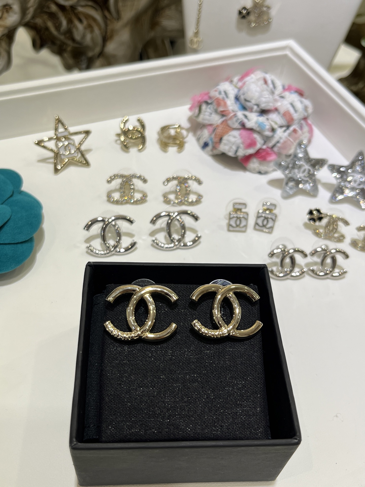 NO:632094,88160 Today's new gold 25 new light gold letter double C earrings. The glossy double C lines are full and round, simple and eye-catching. There is also dark letter engraving on the lower left. The texture is great. Purchased from yb. The same brass material. Top version, Cardia high-end jewelry.1986090988160 今日新品金色 25新款浅金色字母双C耳钉 光面双C线条饱满圆润 简洁又耐看 左下方还有暗纹字母刻字 质感超赞 购入yb 一样黄铜材质 顶级版本,,卡迪亚高端饰品,Jewelry