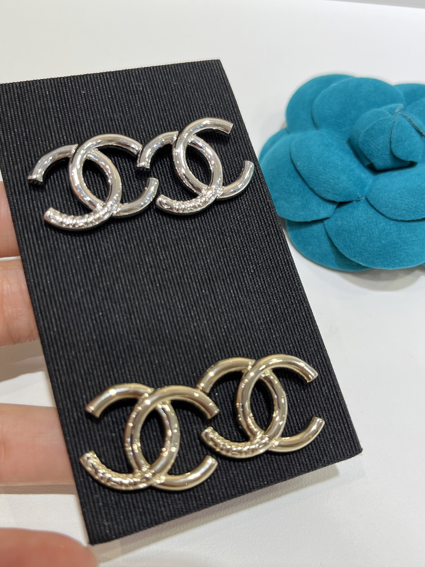 NO:634687,88160 Today's new silver 25 new silver letter double C earrings. The glossy double C lines are full and round, simple and eye-catching. There is also dark letter engraving on the lower left. The texture is great. Purchased from yb. The same brass material. Top version, Cardia high-end jewelry.1986090988160 今日新品银色 25新款银色字母双C耳钉 光面双C线条饱满圆润 简洁又耐看 左下方还有暗纹字母刻字 质感超赞 购入yb 一样黄铜材质 顶级版本,,卡迪亚高端饰品,Jewelry