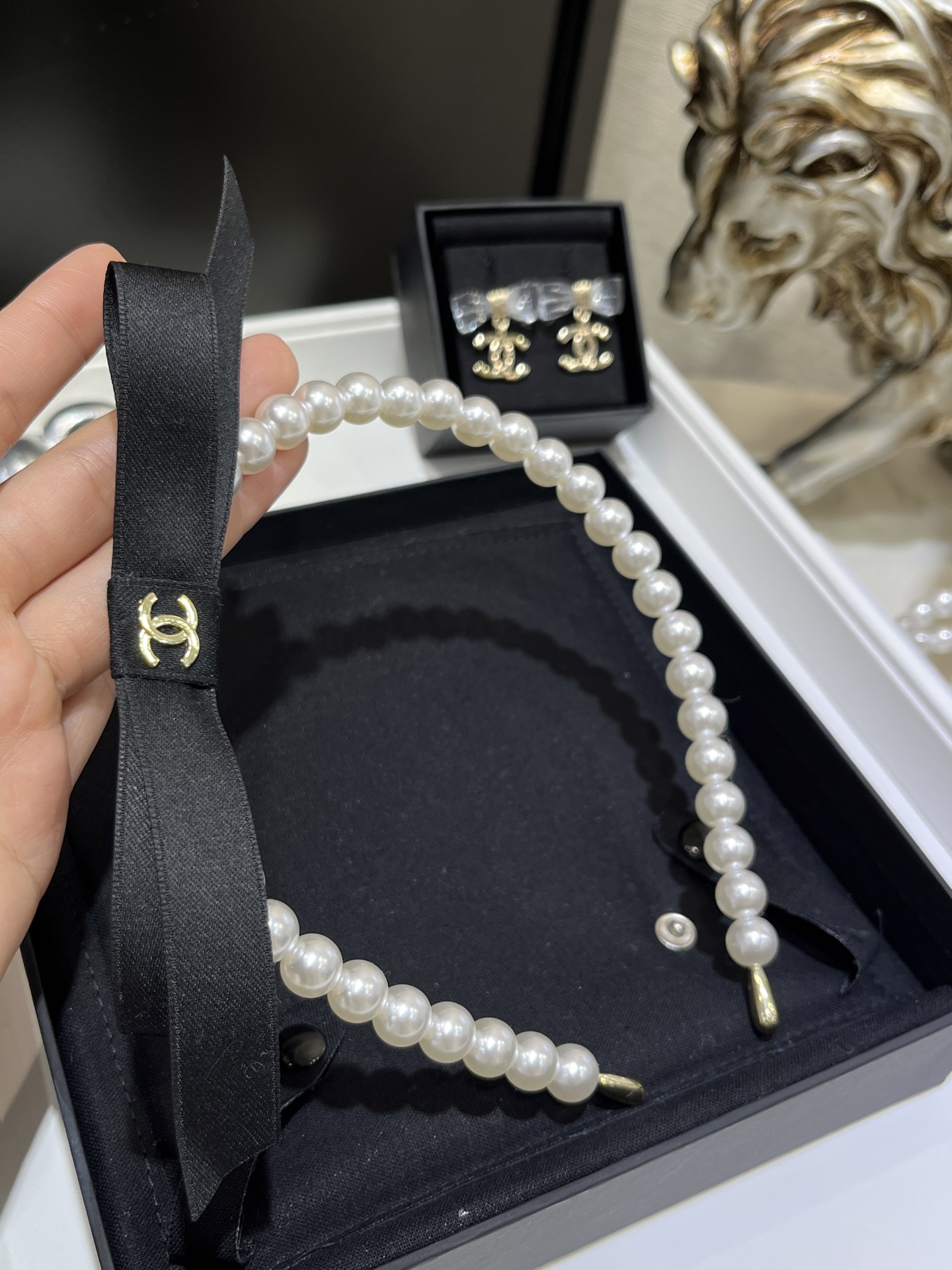 NO:632090,88200, today’s new hairbands 25 new black bow double C pearl hairbands. The pearl hairbands that make you feel rich. It’s so eye-catching. It’s sweet and shows off your temperament. It comes with a romantic filter. It’s beautiful, practical and versatile for daily use. It’s an atmospheric artifact, Cardia high-end jewelry.1986090988200,今日新品发箍 25新款黑色蝴蝶结双C珍珠发箍 富家千金感拉满的珍珠发箍 太出片了 甜美又显气质 自带浪漫滤镜 日常好看实用百搭 氛围感神器,,卡迪亚高端饰品,Jewelry