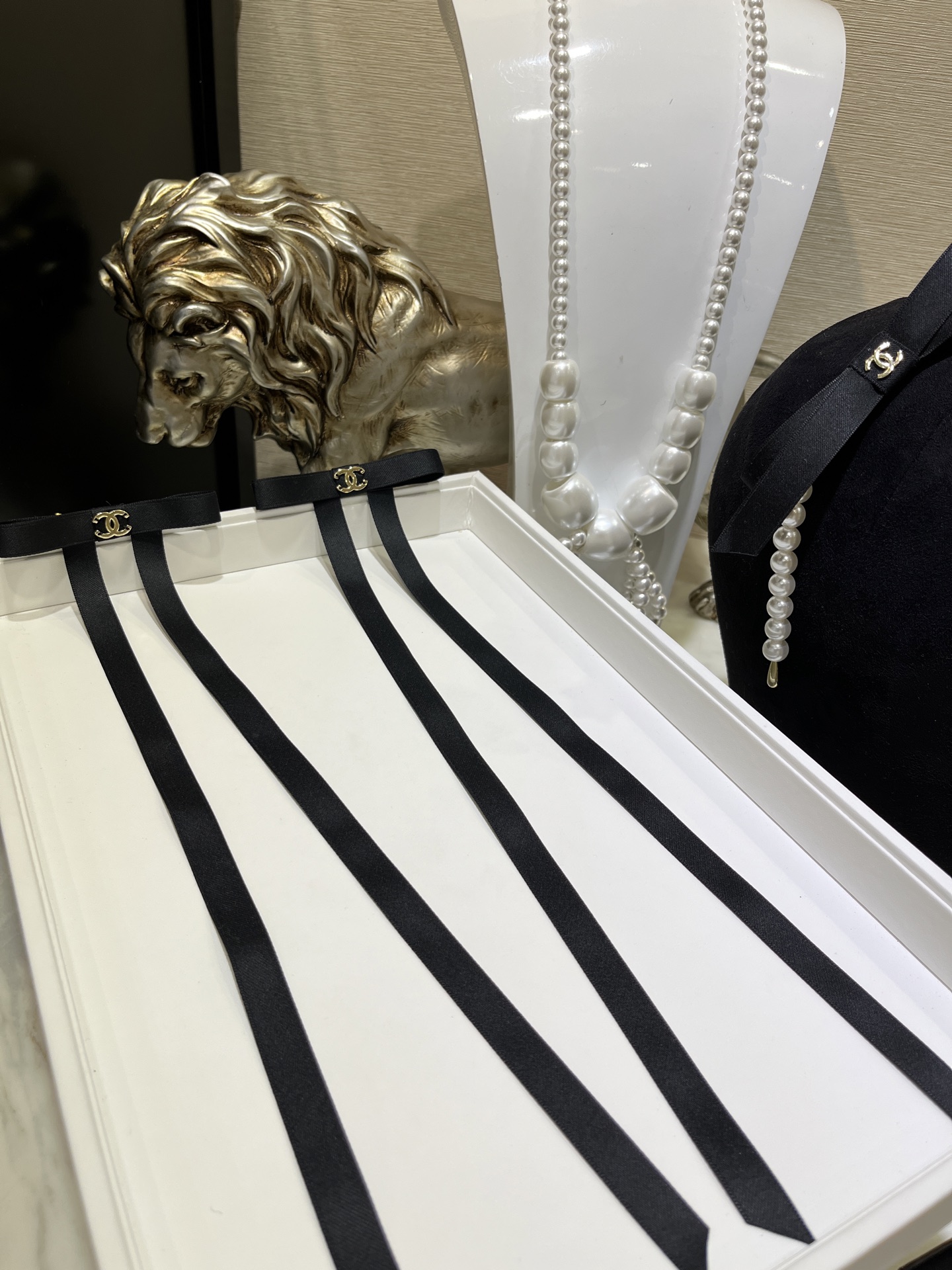 NO:632878,88200 A set of 2 hairpins arrived today. 25 new diamond-filled double C black bow hairpins and duckbill clip set. The long ribbon bow has a delicate and elegant feel. It is matched with the golden small double C. It is simple, attractive and versatile. The duckbill clip is very convenient for styling. It looks so good on the upper body. Hairpins, hairpins, Cartier high-end jewelry1986090988200今日到货发夹一套2只 25新款满钻双C黑色蝴蝶结发夹鸭嘴夹套装 长款丝带蝴蝶结精致又很飘逸的感觉 搭配金色小双C 简简单单 耐看百搭 鸭嘴夹做造型很方便 上身太好看啦 发夹发卡,,hairpins,卡迪亚高端饰品,Jewelry