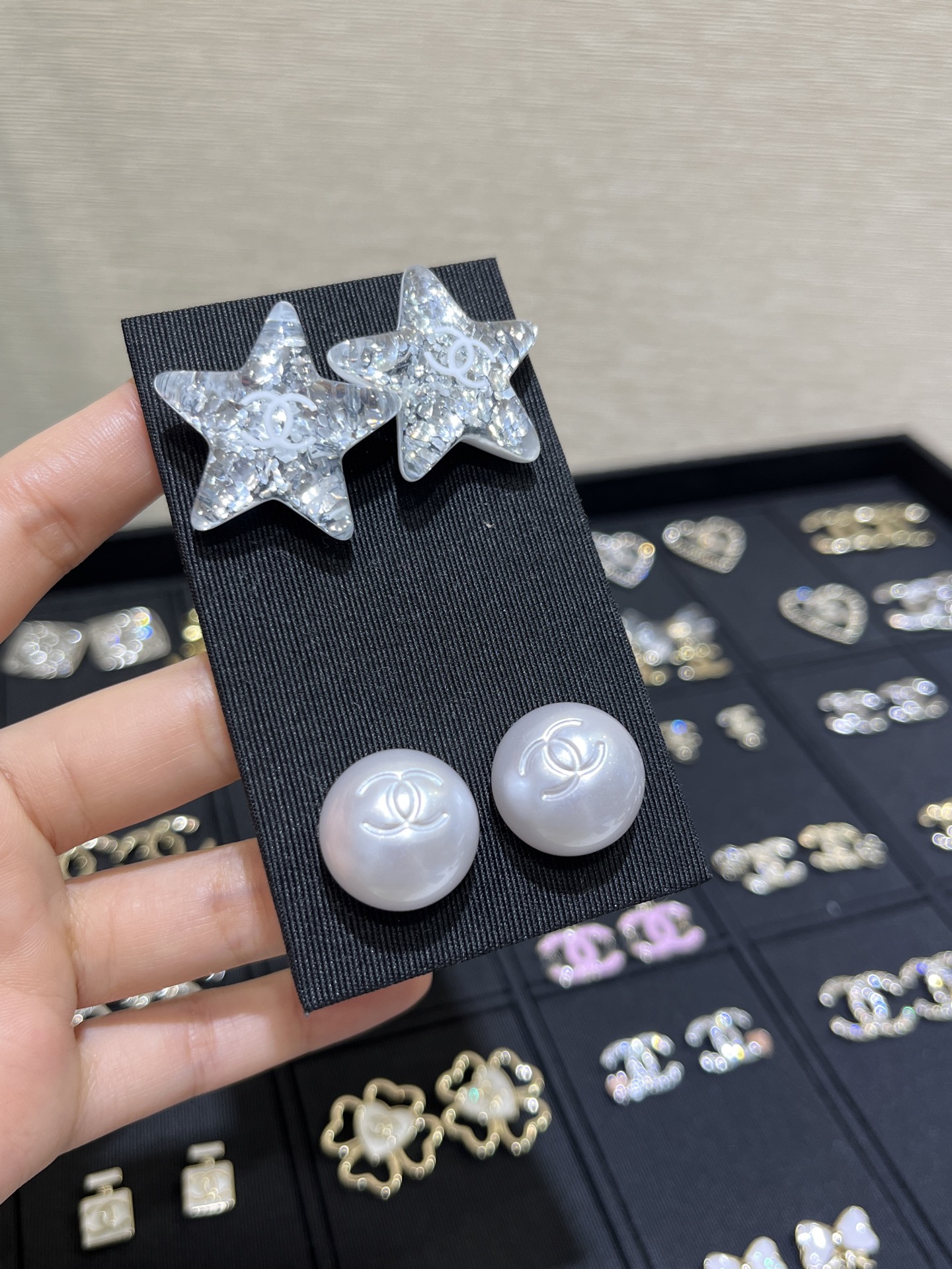 NO:635021,Ready-stock 25-year new earring collection 1. Wear it on the upper body to make a sense of presence. Fashionable and noble. If you pick one up at will, you will save thousands. Cardia high-end jewelry19860909现货 25年新款耳钉合集1 佩戴上身很有存在感 时髦又贵气 随意拿下一件都是立省几千的节奏,,卡迪亚高端饰品,Jewelry
