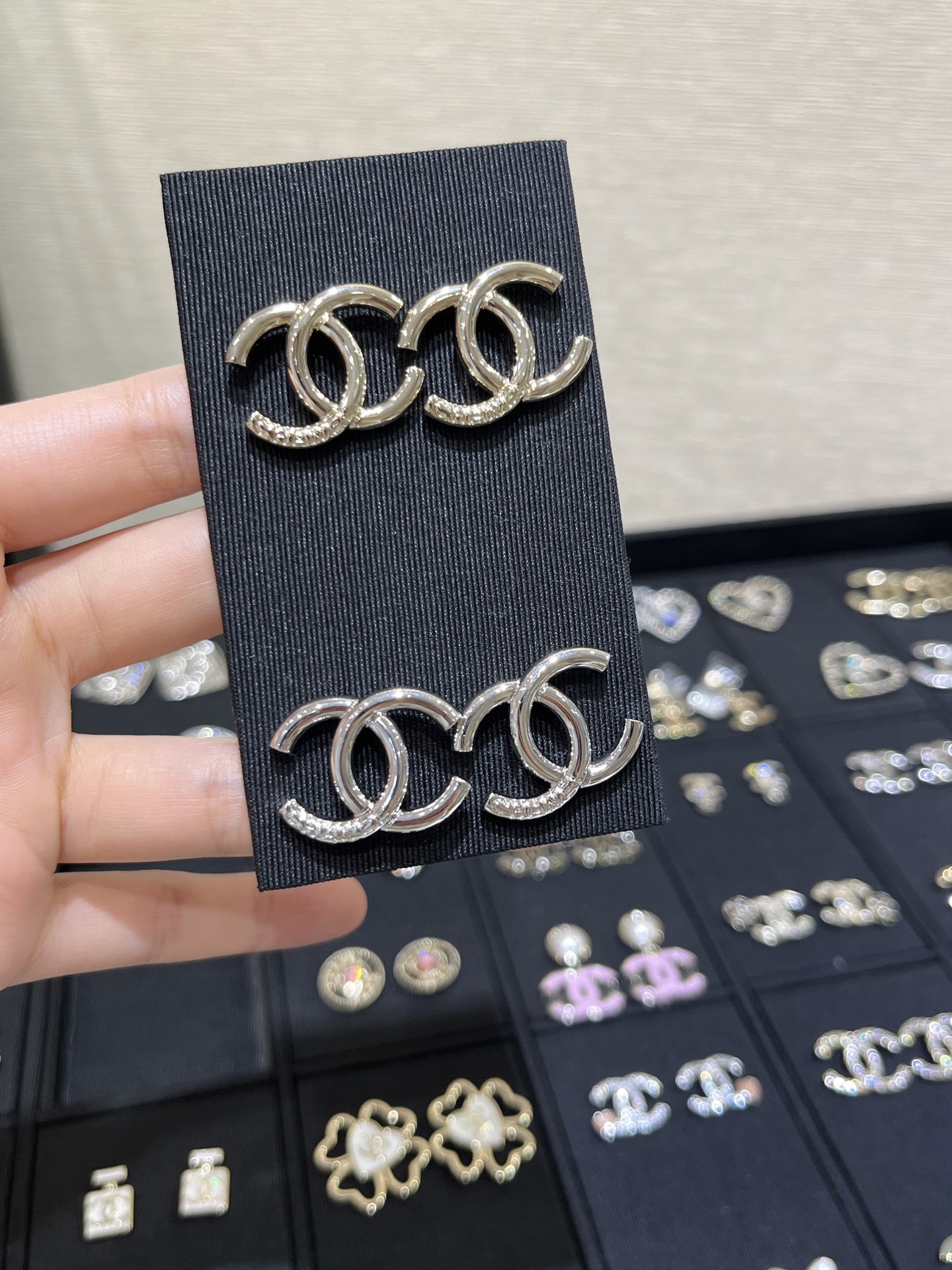 NO:634622,Ready stock collection of 25 new earrings. It makes a sense of presence when worn on the upper body. It is fashionable and noble. You can save thousands by picking up any one at will. Cardia high-end jewelry19860909现货 25年新款耳钉合集2 佩戴上身很有存在感 时髦又贵气 随意拿下一件都是立省几千的节奏,,卡迪亚高端饰品,Jewelry