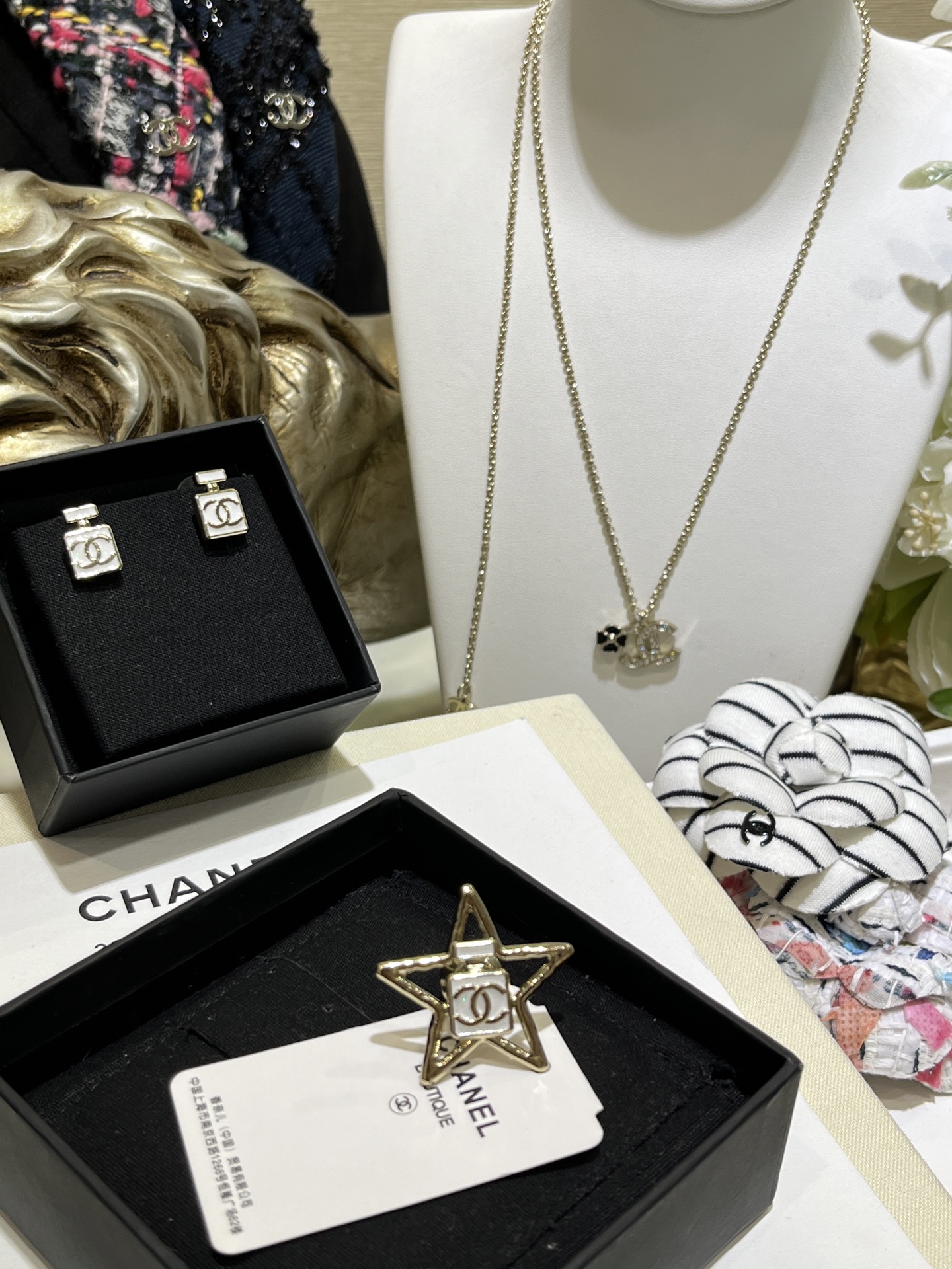 NO:632540,88160 Today's new brooch 25 new white perfume bottle double C hollow gold star brooch A super cute little brooch, very suitable for stacking, elegant and cute with a small fragrance, a must buy this season, same brass material as yb, enamel craftsmanship, brooch with picture box, top version, brooch, breastpin, Cardia high-end jewelry1986090988160今日新品胸针 25新款白色香水瓶双C镂空金色星星胸针 超可爱的一枚小胸针 很适合叠戴 优雅可爱极具小香气质 本季必买 yb一样黄铜材质 珐琅工艺 胸针带图片包装盒 顶级版本,,brooch，breastpin,卡迪亚高端饰品,Jewelry